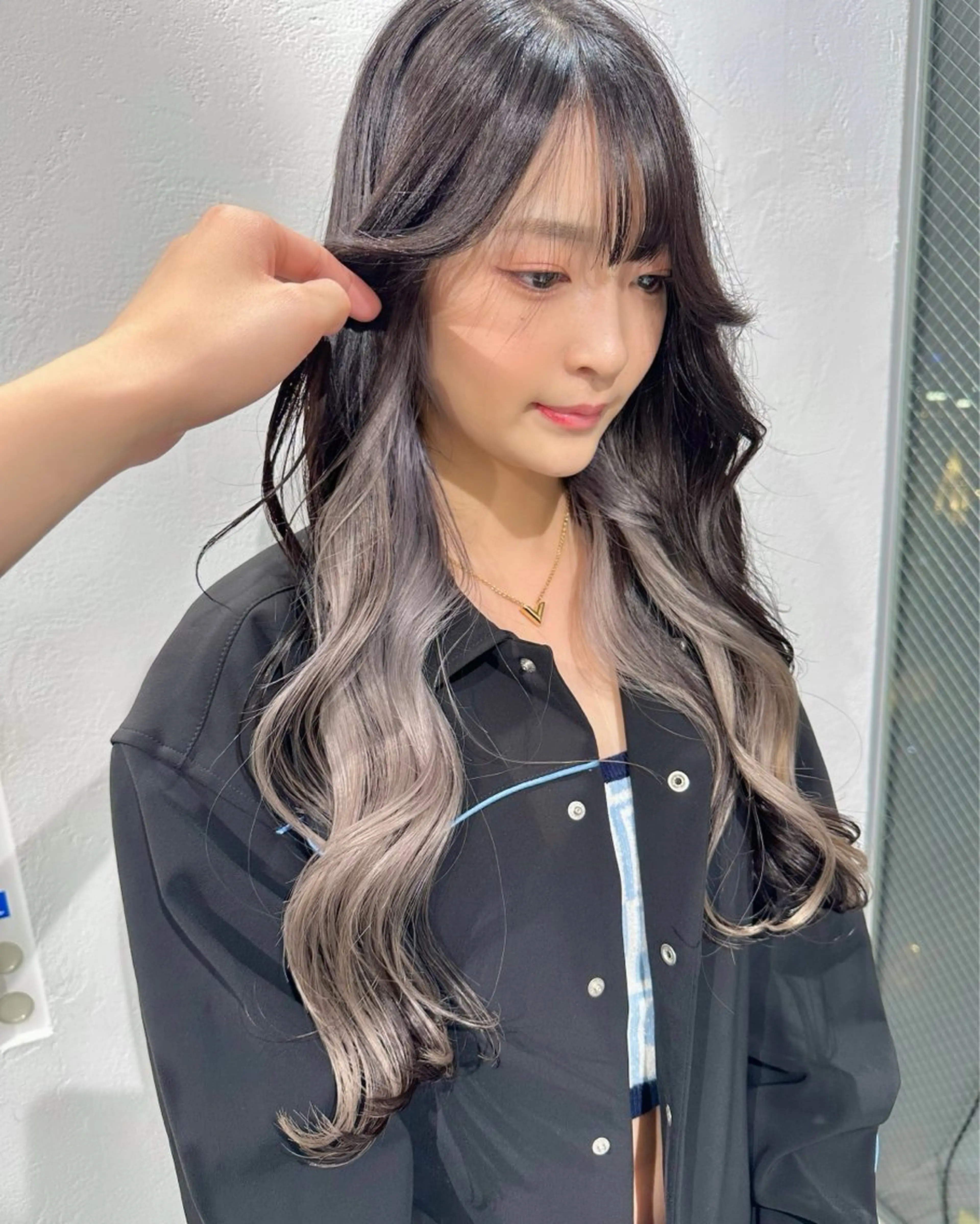 ロング カラー ブリーチ ケアブリーチ インナーカラー シルバー ホワイトシルバー カット ヘアカラー トリートメント インナーカラー/レイ ヤーカット♡/マキシのヘアスタイル