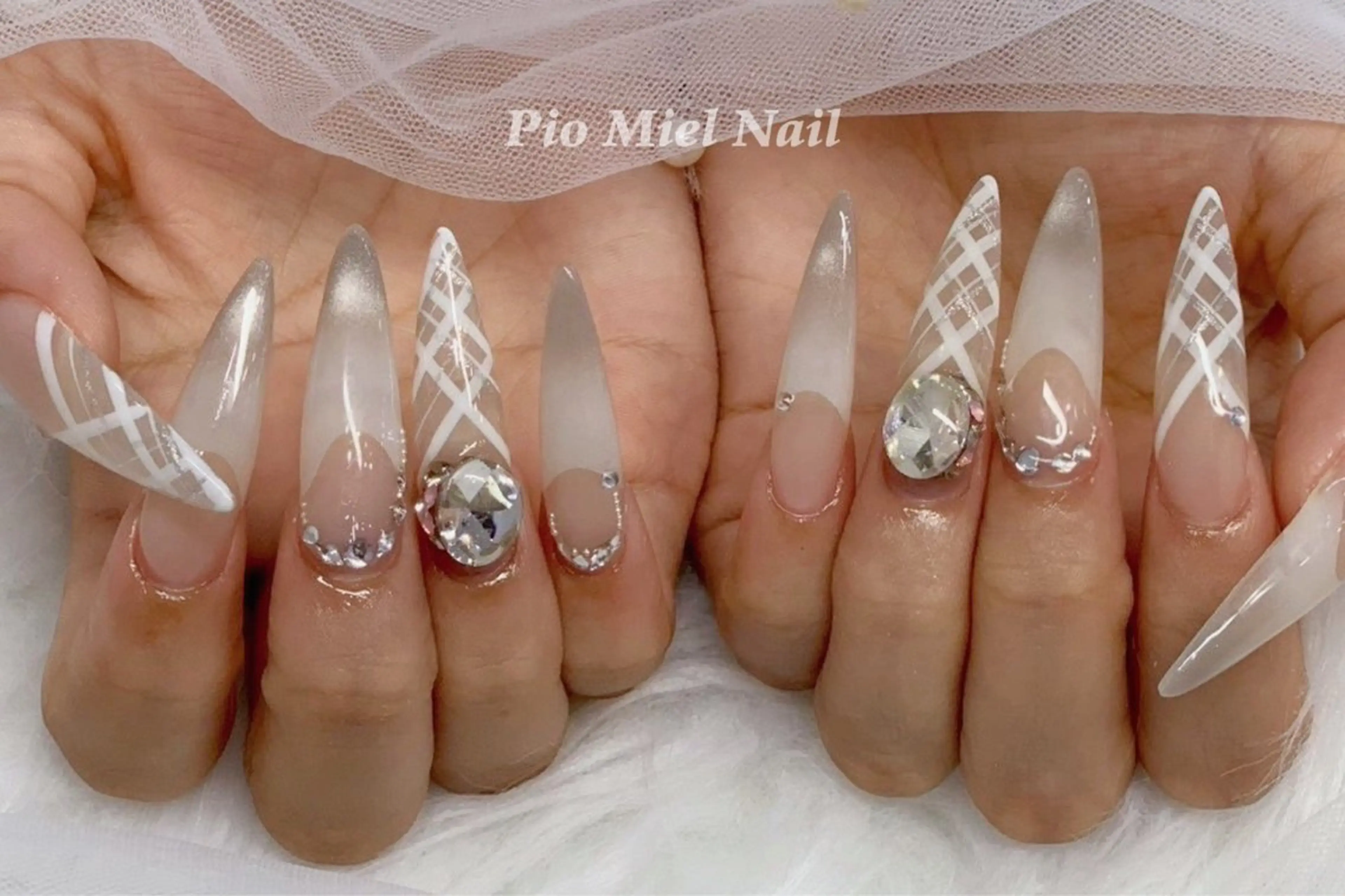 ネイル 韓国ネイル ロングネイル ワンカラーネイル シンプルネイル ホワイト ハンドネイル HANA 長さだしのネイルデザイン