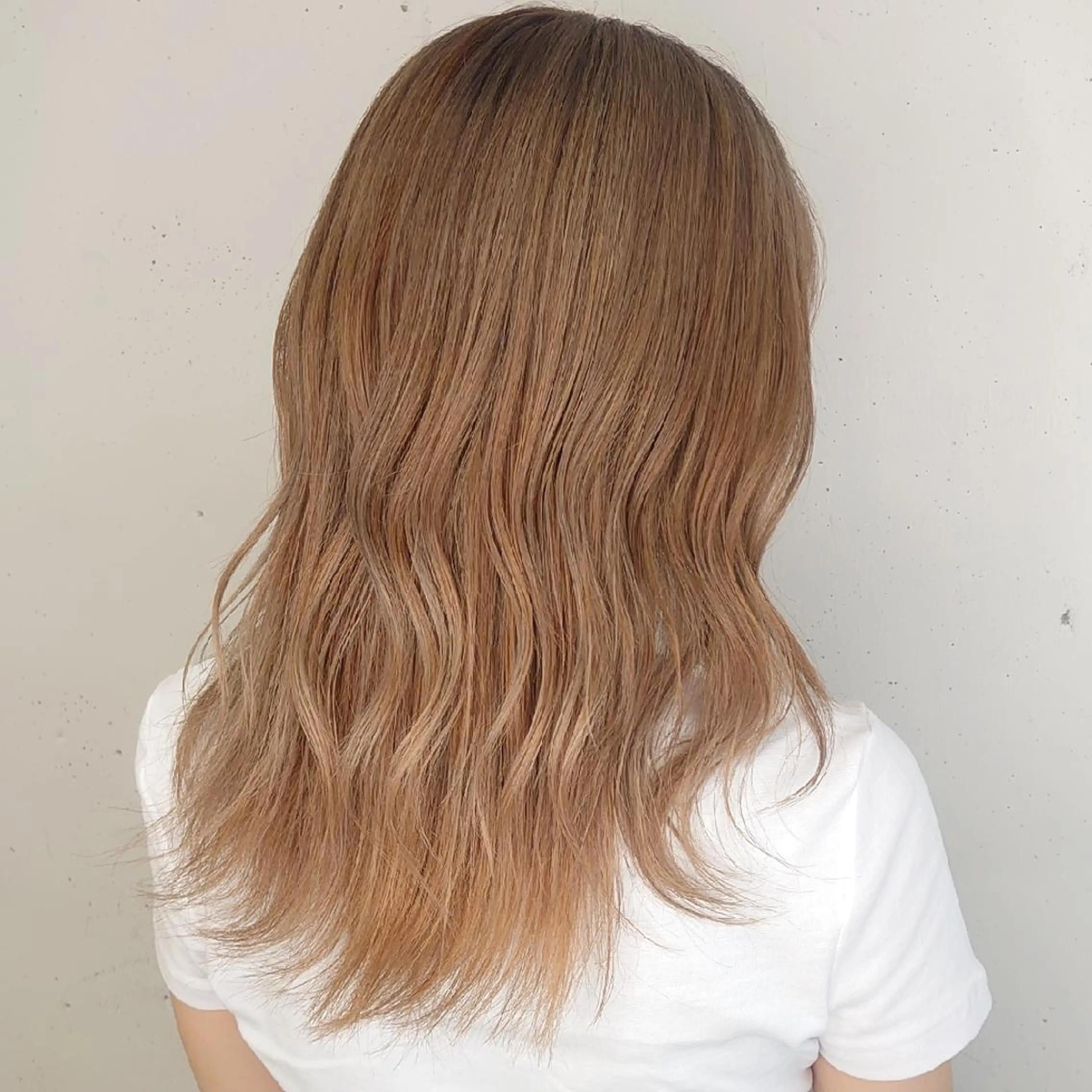 ミディアム カラー ベージュカラー 透明感カラー ハイトーンカラー ミルクティーベージュ ヘアカラー E Komo hair所属・Wow❕E Komo hair 永井一輝のヘアスタイル