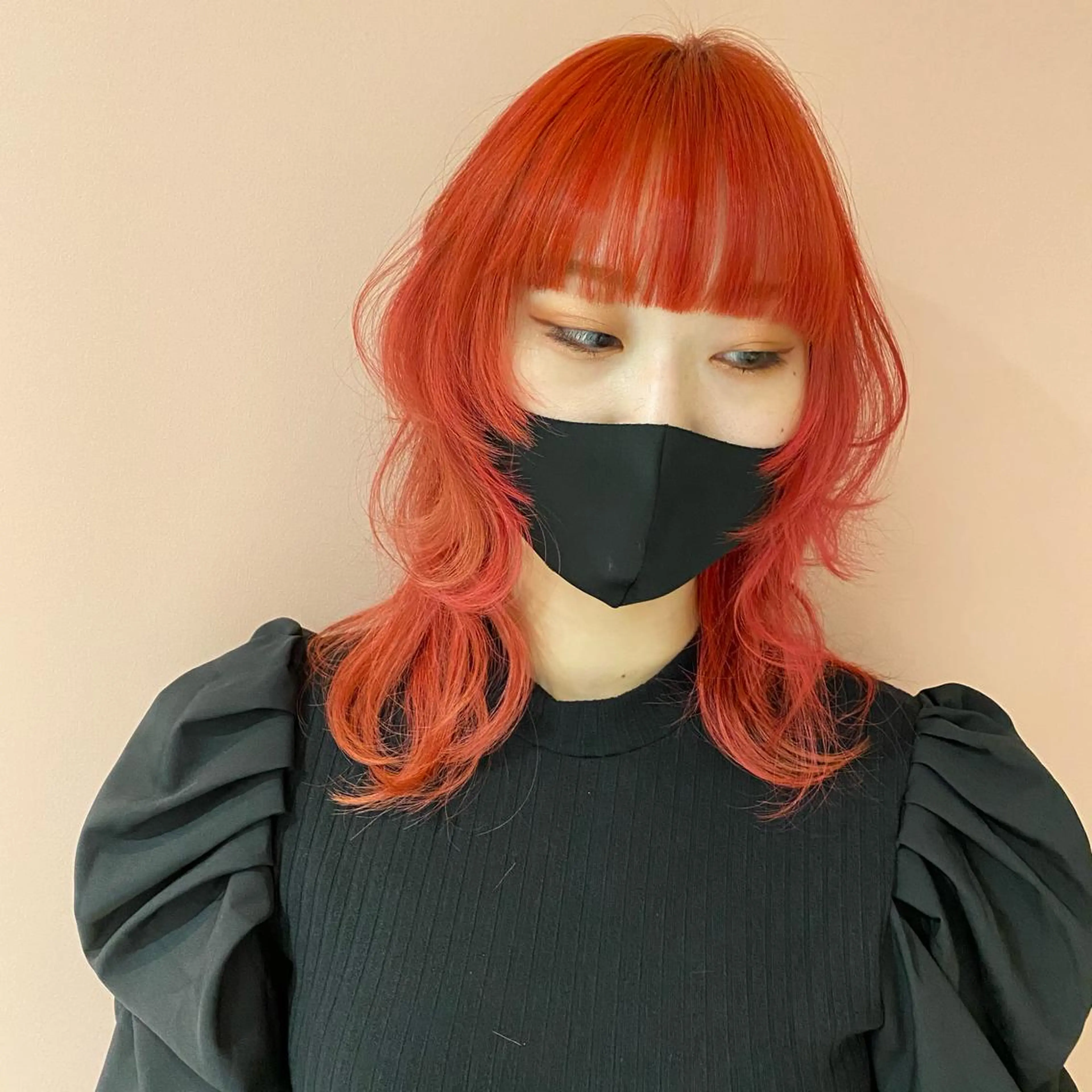 セミロング カラー オレンジ レッドカラー ウルフカット ORIKA 美容室のヘアスタイル