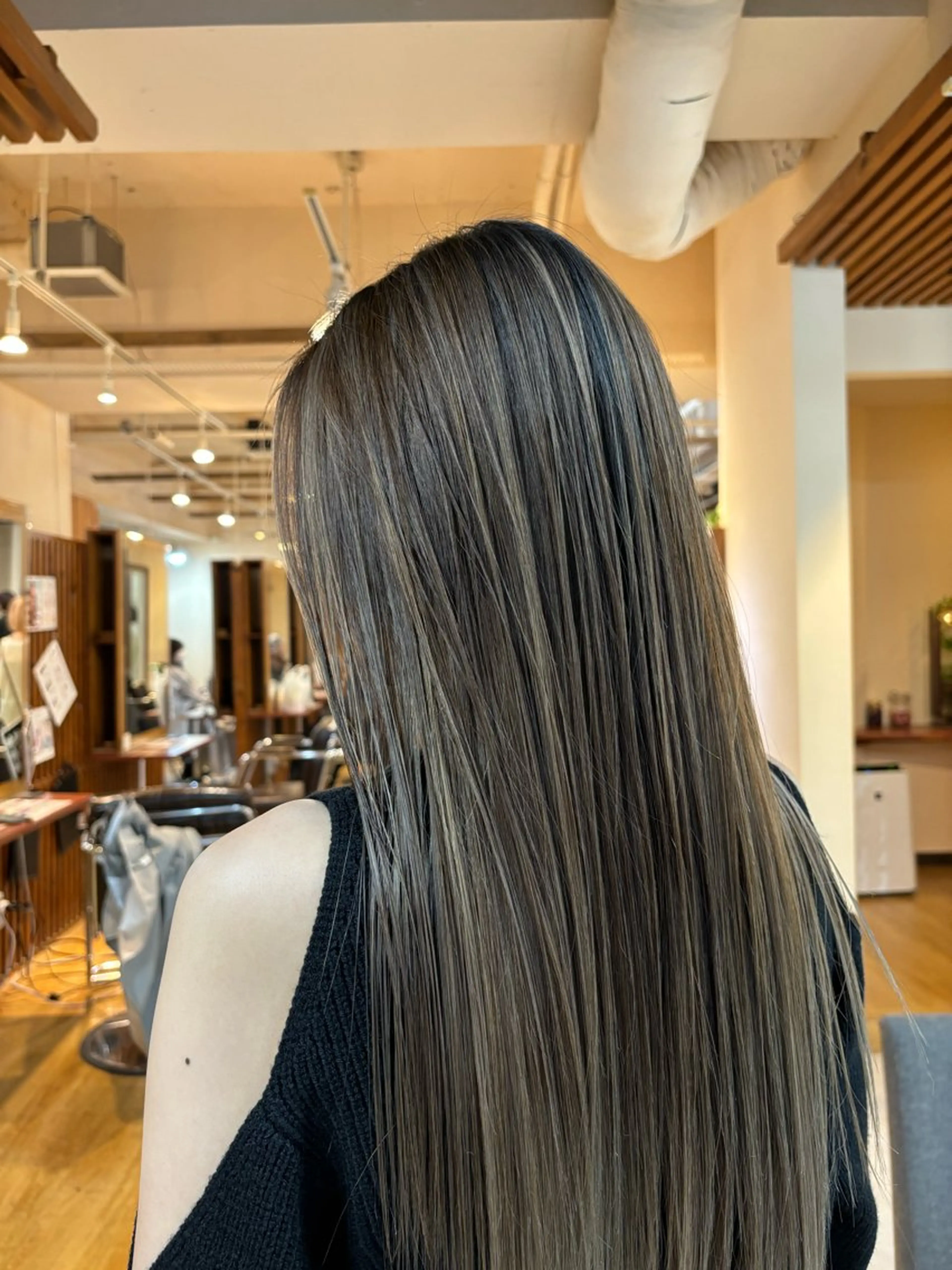 ロング カラー バレイヤージュ ブリーチ デザインカラー レイヤーカット ロング カット ヘアカラー 海外ガール ハイトーン　竹井俊介のヘアスタイル