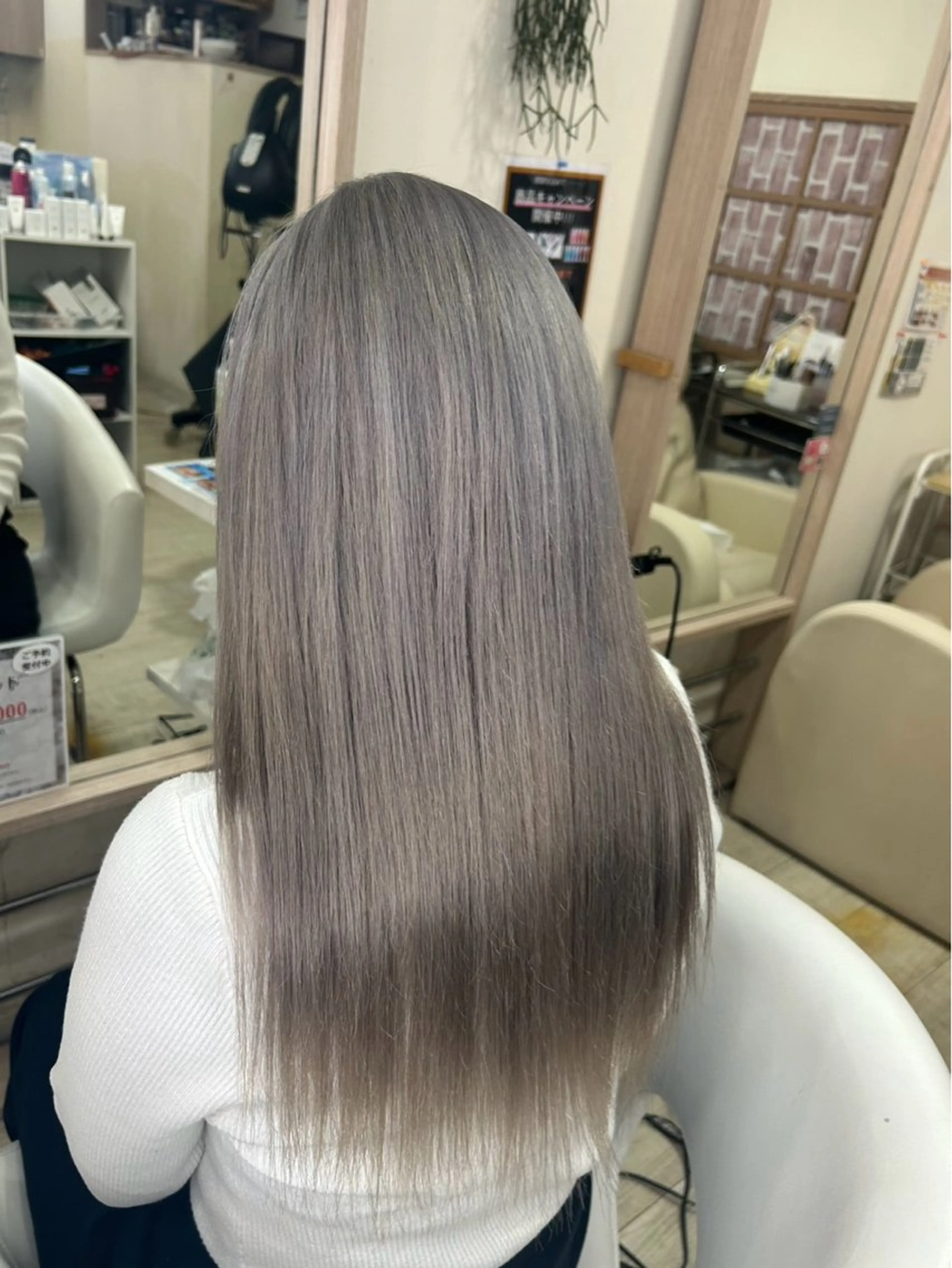 ロング カラー ブリーチ シルバー ヘアカラー KR2S中百舌鳥店所属・山中 萌香のマツエク・マツパデザイン