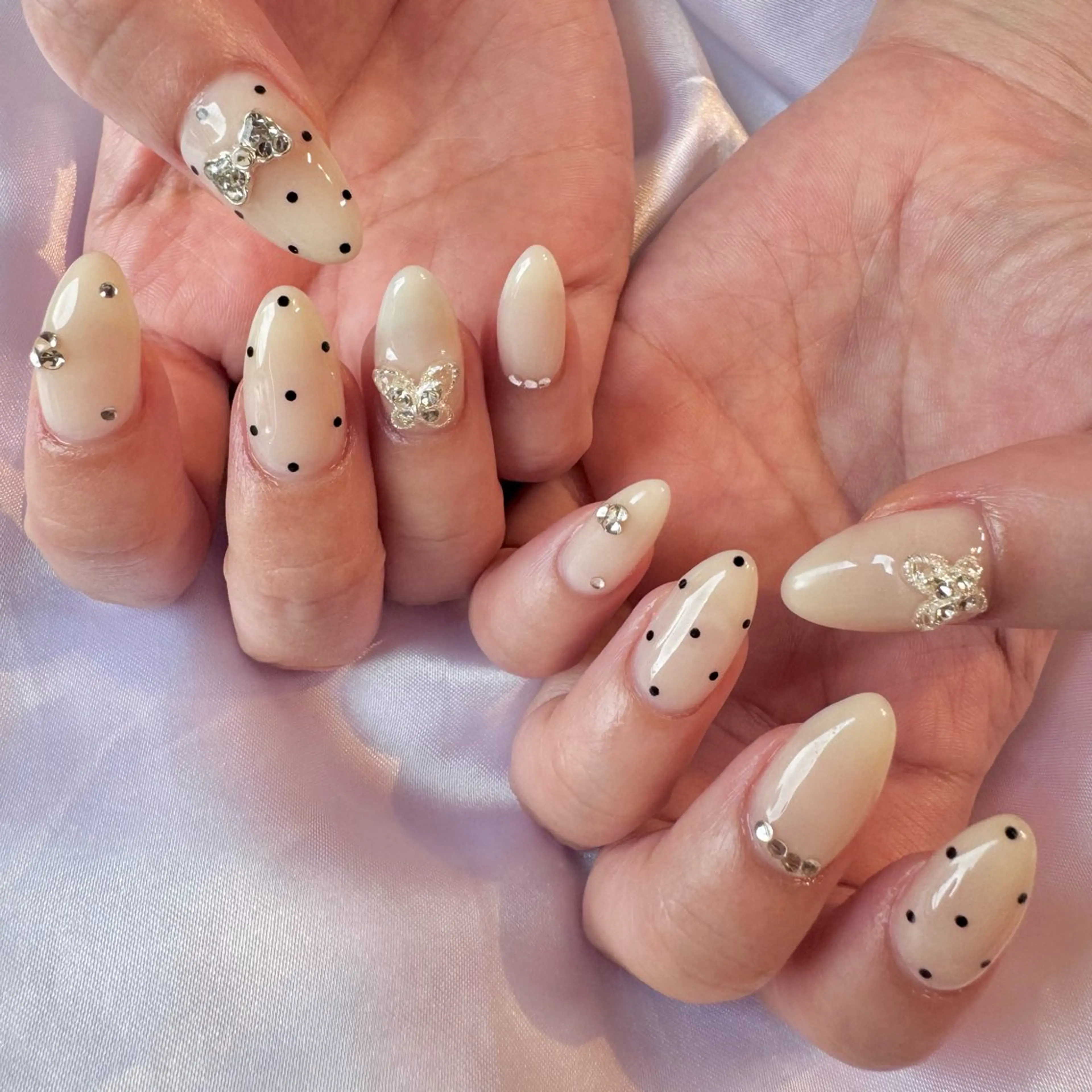 ネイル ドット フレンチネイル ガーリー ハンドネイル nail salon e'mu💐のネイルデザイン