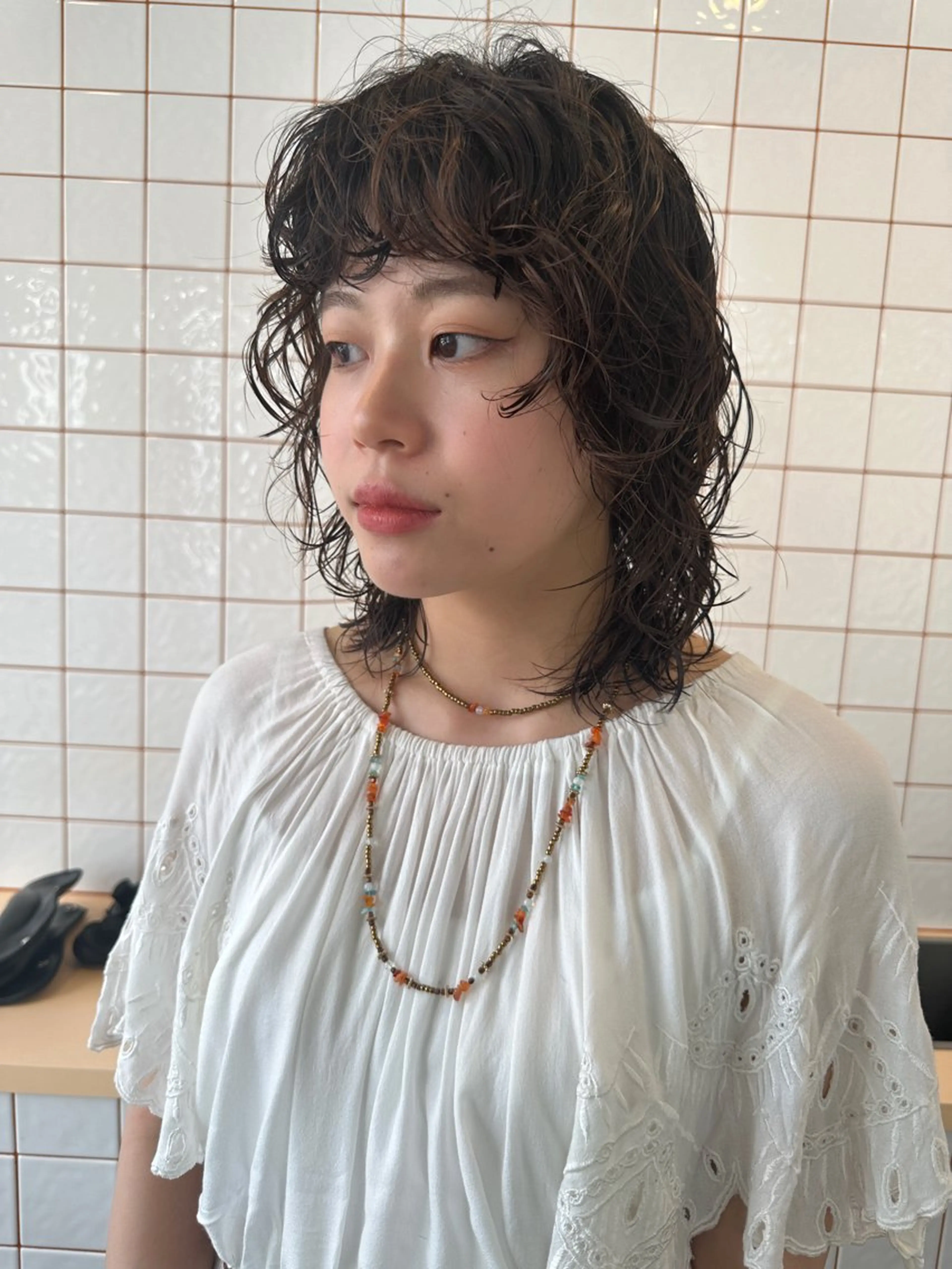 ミディアム カラー パーマ ミディアムパーマ グレージュ レイヤーカット ウルフカット ウルフレイヤー カット ヘアカラー パーマ ボブ/レイヤー/ケア パーマ/透明感カラーのヘアスタイル