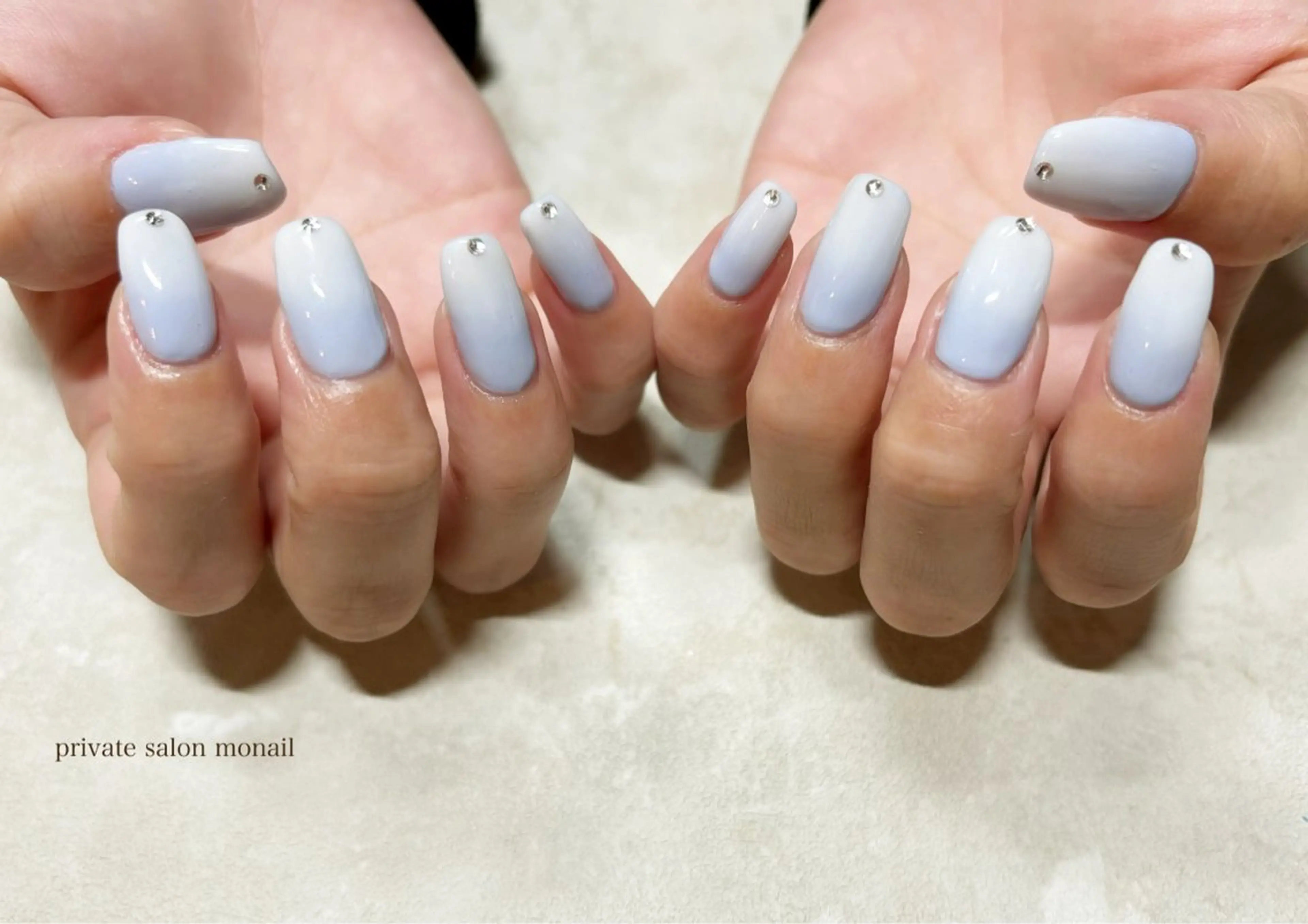ネイル ブルー グラデーション ストーンネイル ホワイト ハンドネイル private nail monail所属・nail salon monailのネイルデザイン