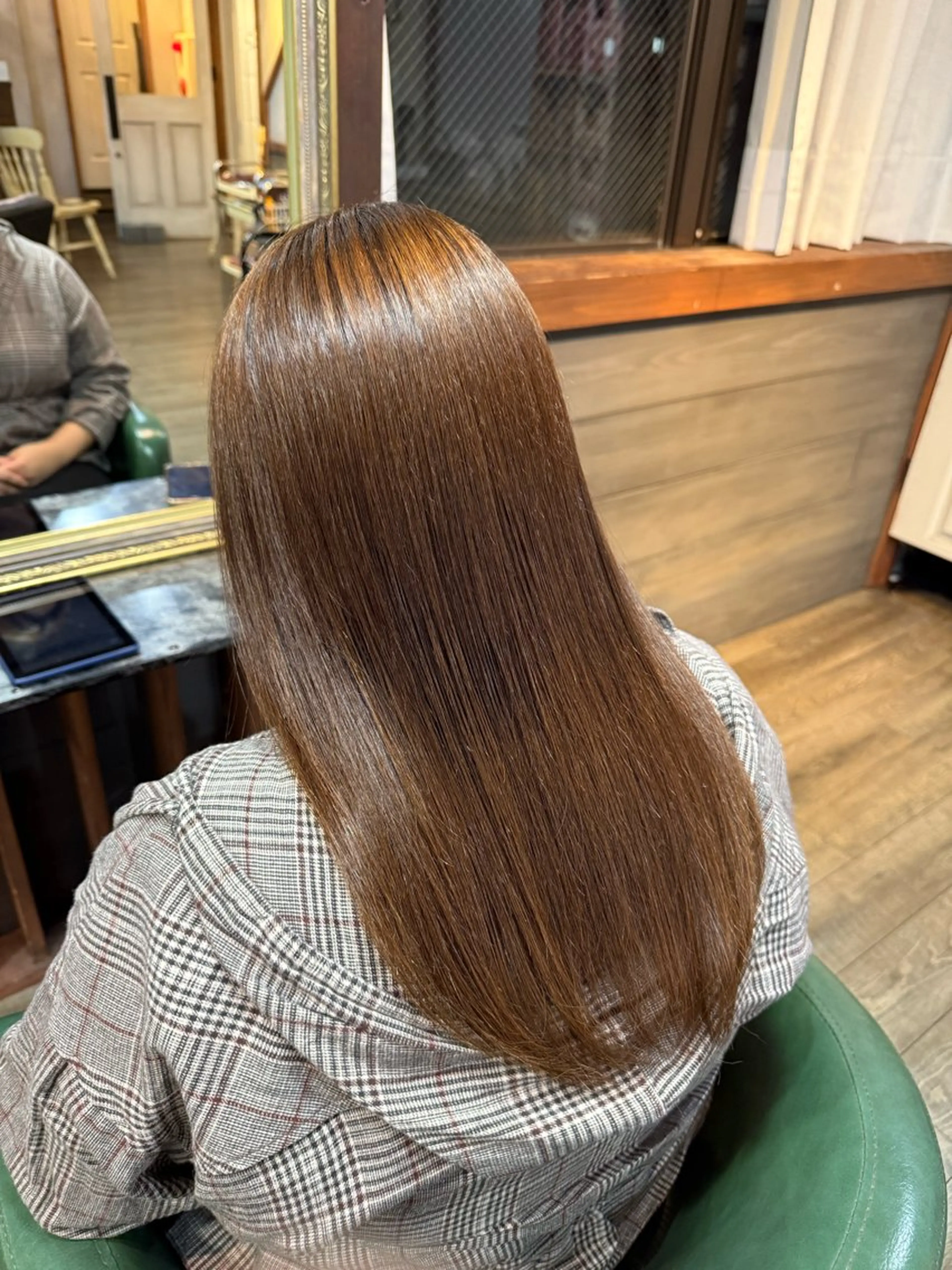 セミロング 縮毛矯正 MIKA 💫艶透明感カラーのヘアスタイル
