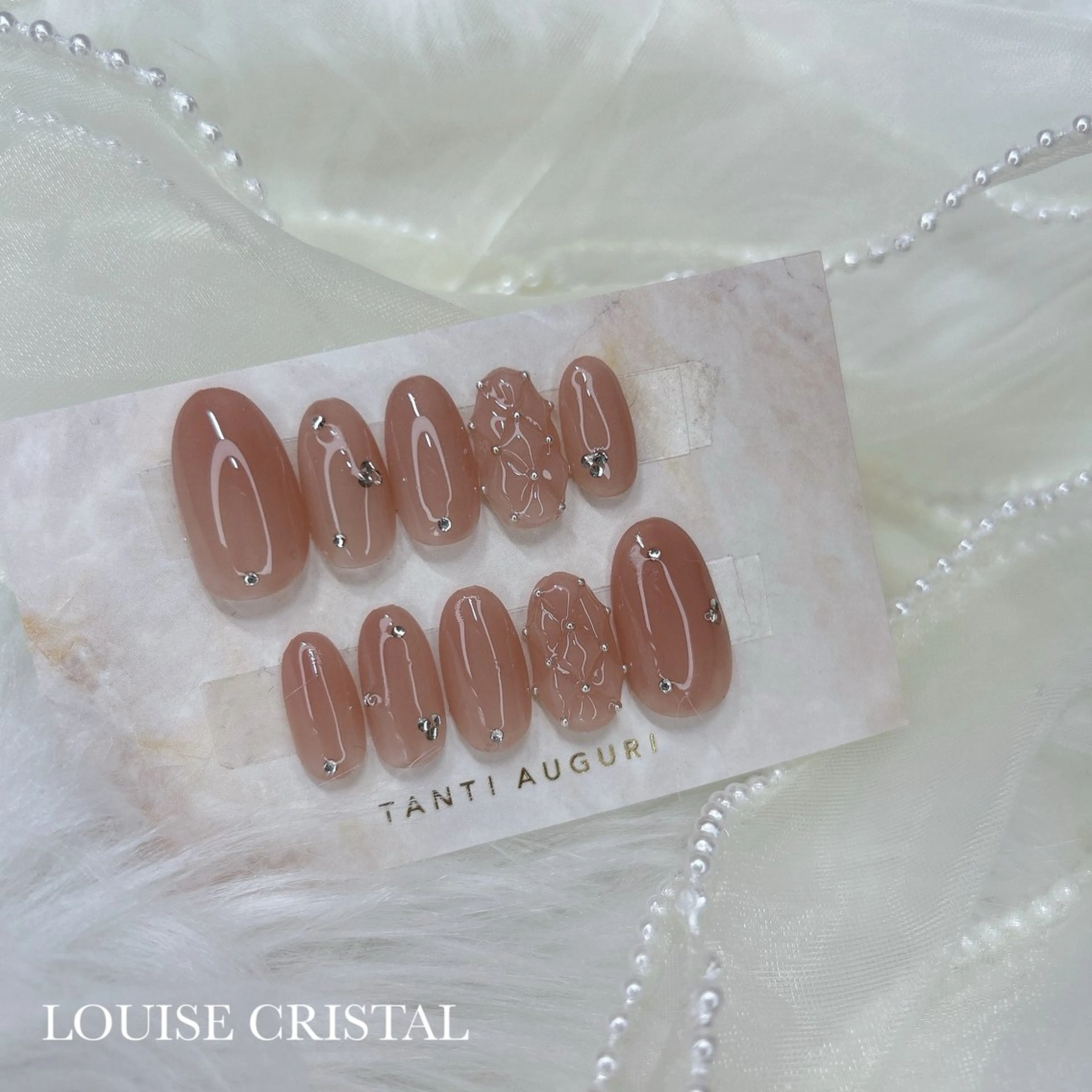 ネイル ハンドネイル LOUISE CRYSTALのネイルデザイン