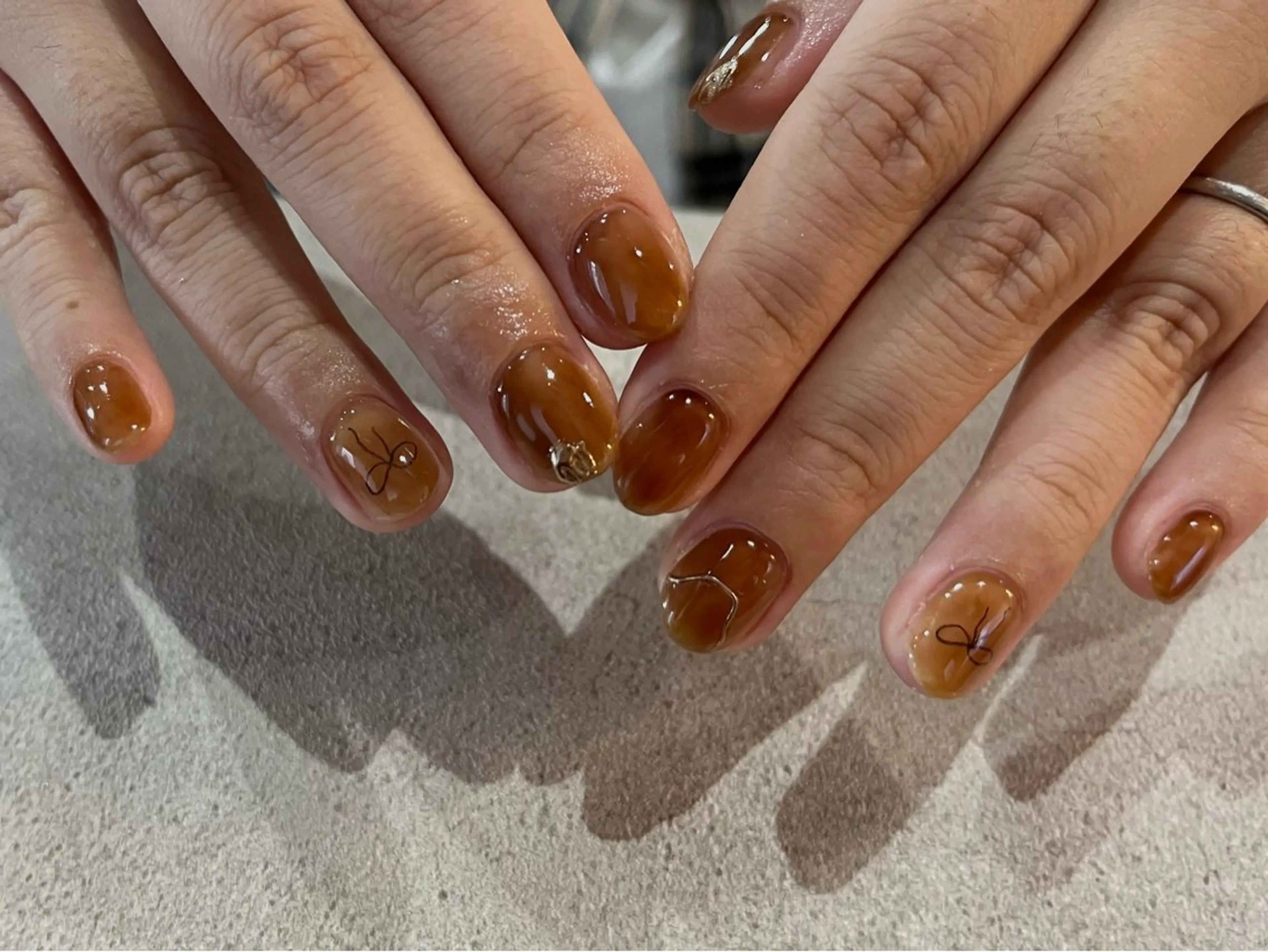ネイル ブラウン ニュアンスネイル ハンドネイル Etel atelier.のネイルデザイン
