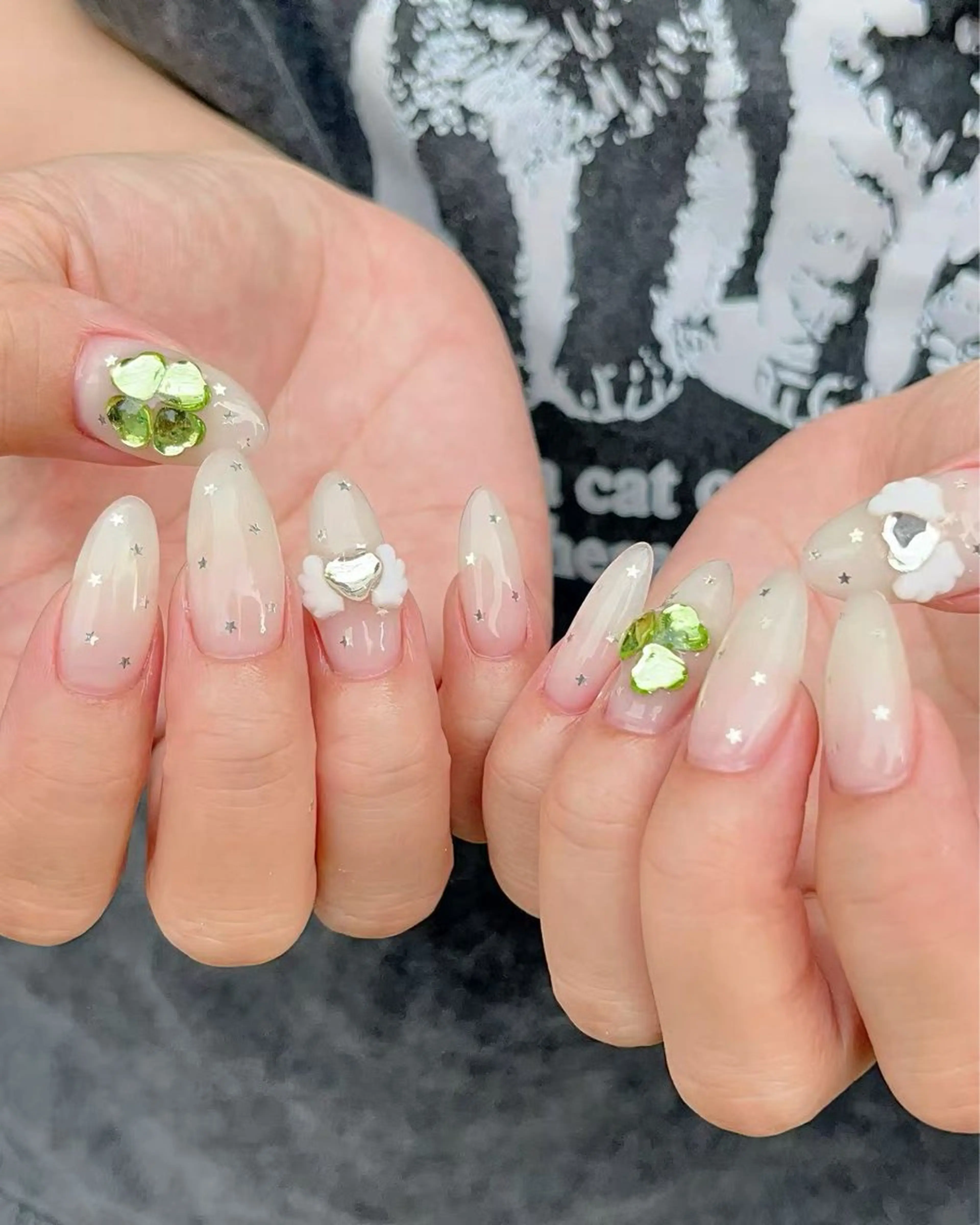 ネイル キラキラネイル ワンカラーネイル ハンドネイル ハンドケア 🎀NAIL🎀 AI🪄︎︎◝✩のネイルデザイン