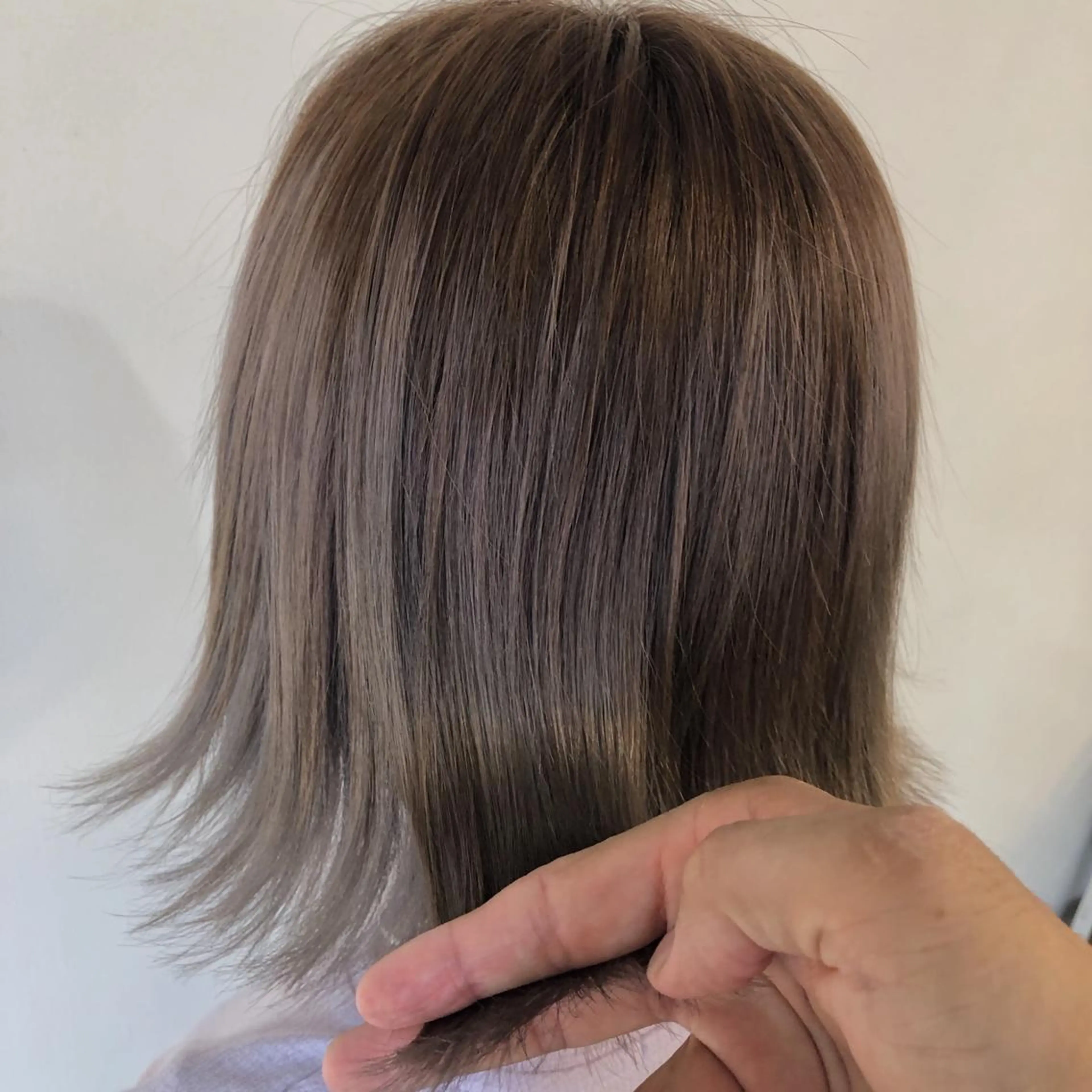 ミディアム カラー ベージュカラー ブリーチ ミルクティーベージュ トリートメント ヘアカラー トリートメント h a k u 大倉 卓人のヘアスタイル