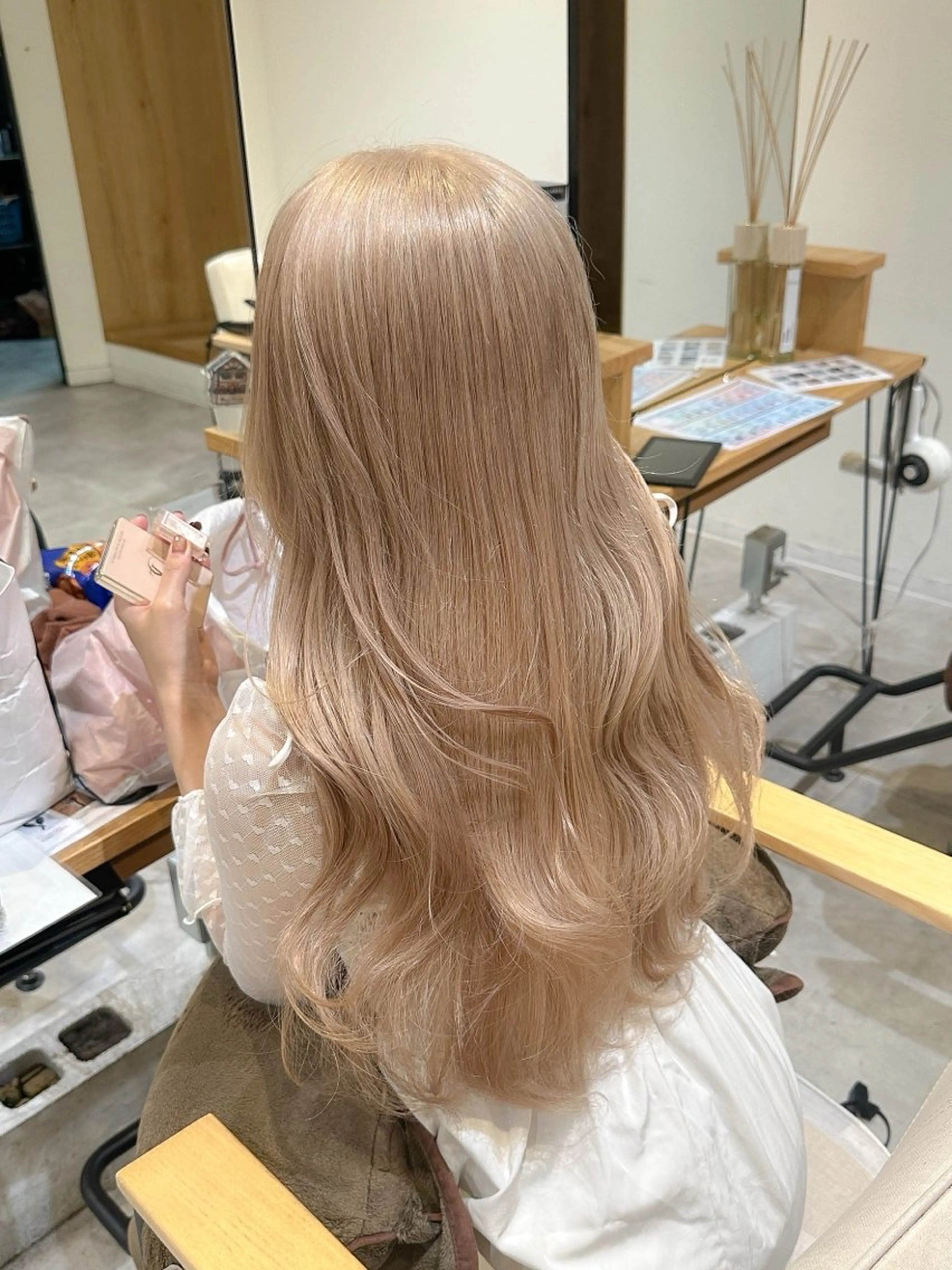 ロング カラー ベージュカラー ブリーチ ケアブリーチ ダブルカラー ハイトーンカラー ヘアカラー 肌に馴染むハイトーン /艶髪/髪質改善のヘアスタイル