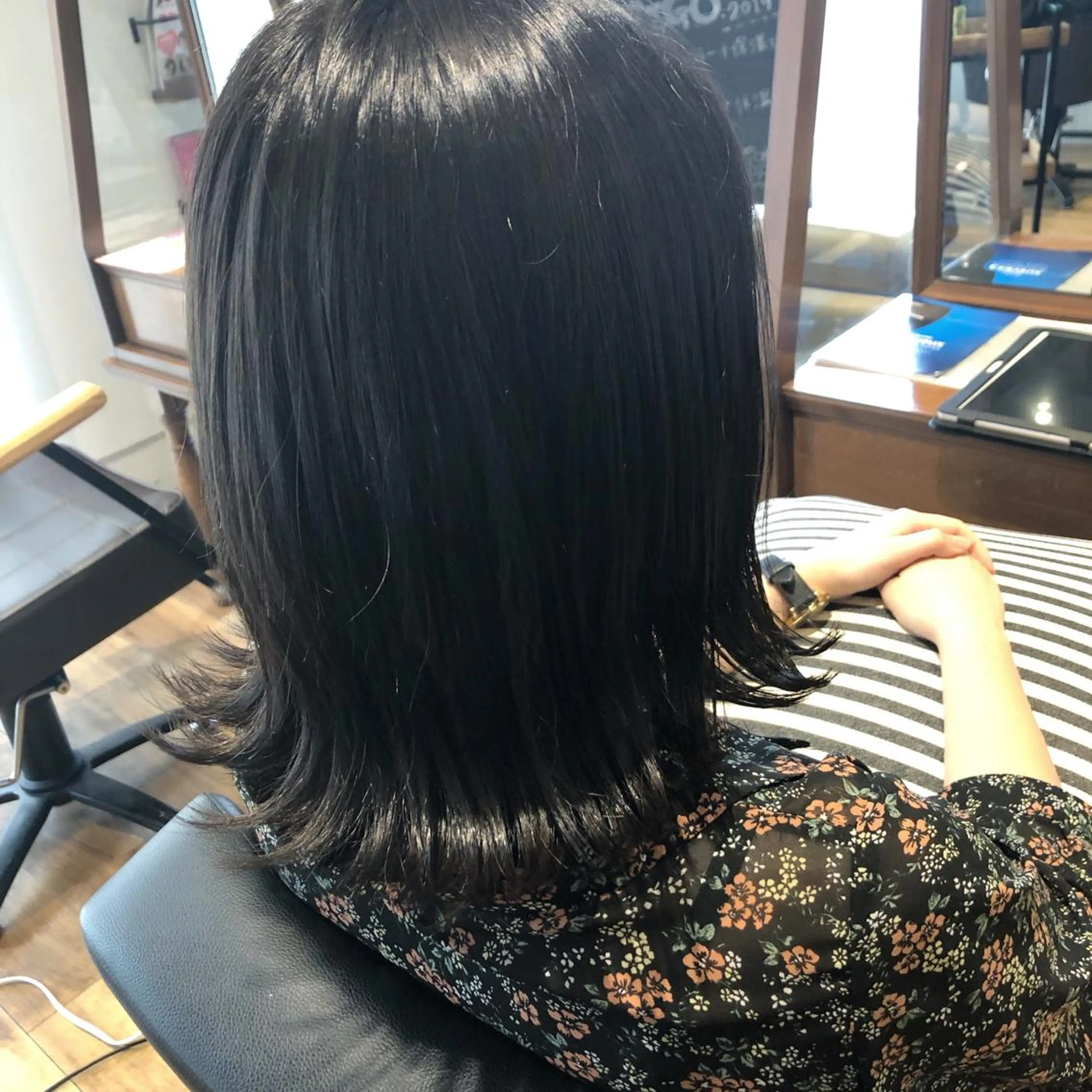 ミディアム カラー 黒髪 ブルーカラー ブルーブラック 外ハネヘア ◇おの あすか◇のヘアスタイル
