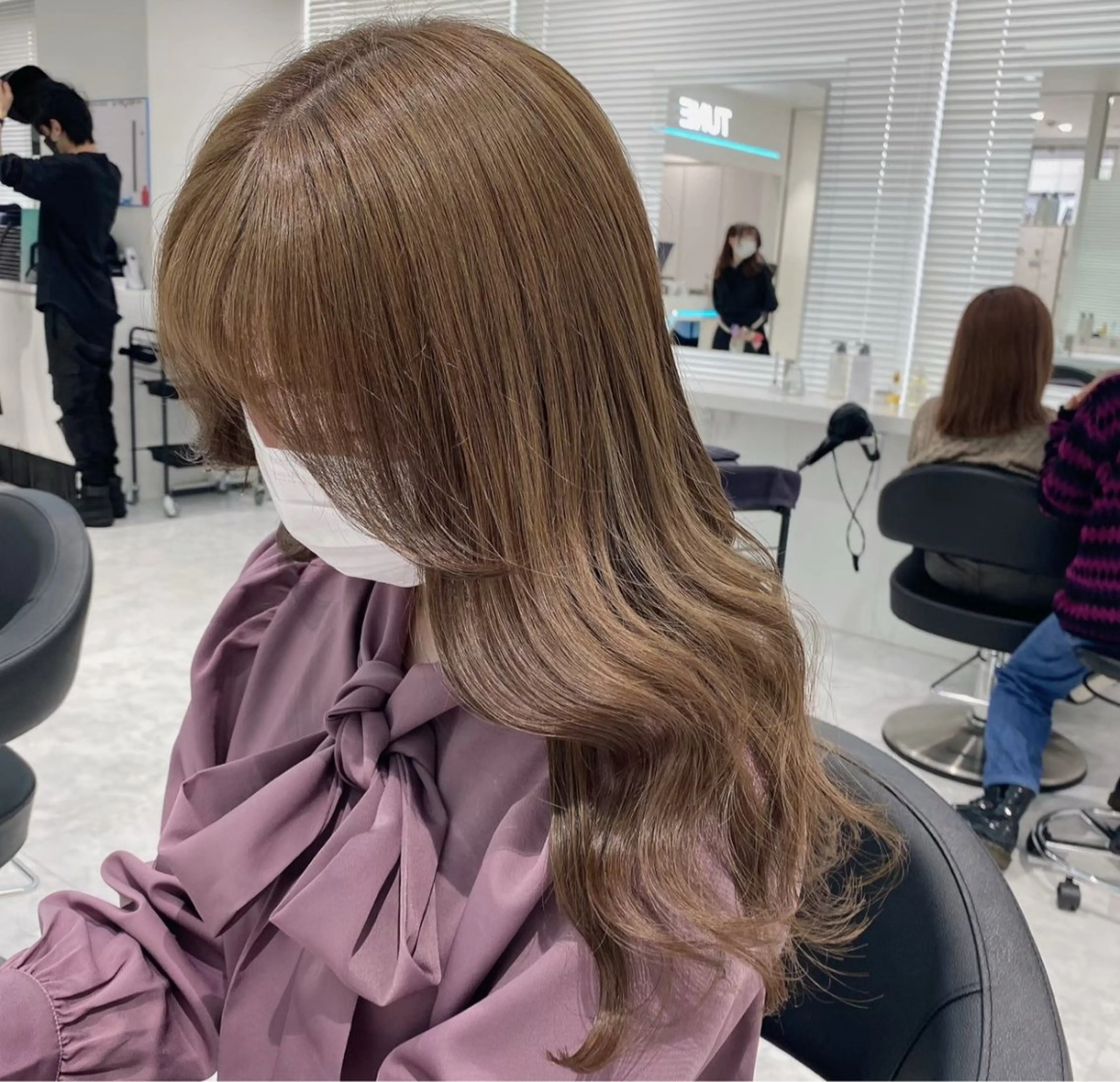 セミロング カラー ヘアアレンジ ヘアカラー トリートメント ヘッドスパ ヘアセット 🩵ダメージレス艶感 ハイトーン🩷のヘアスタイル