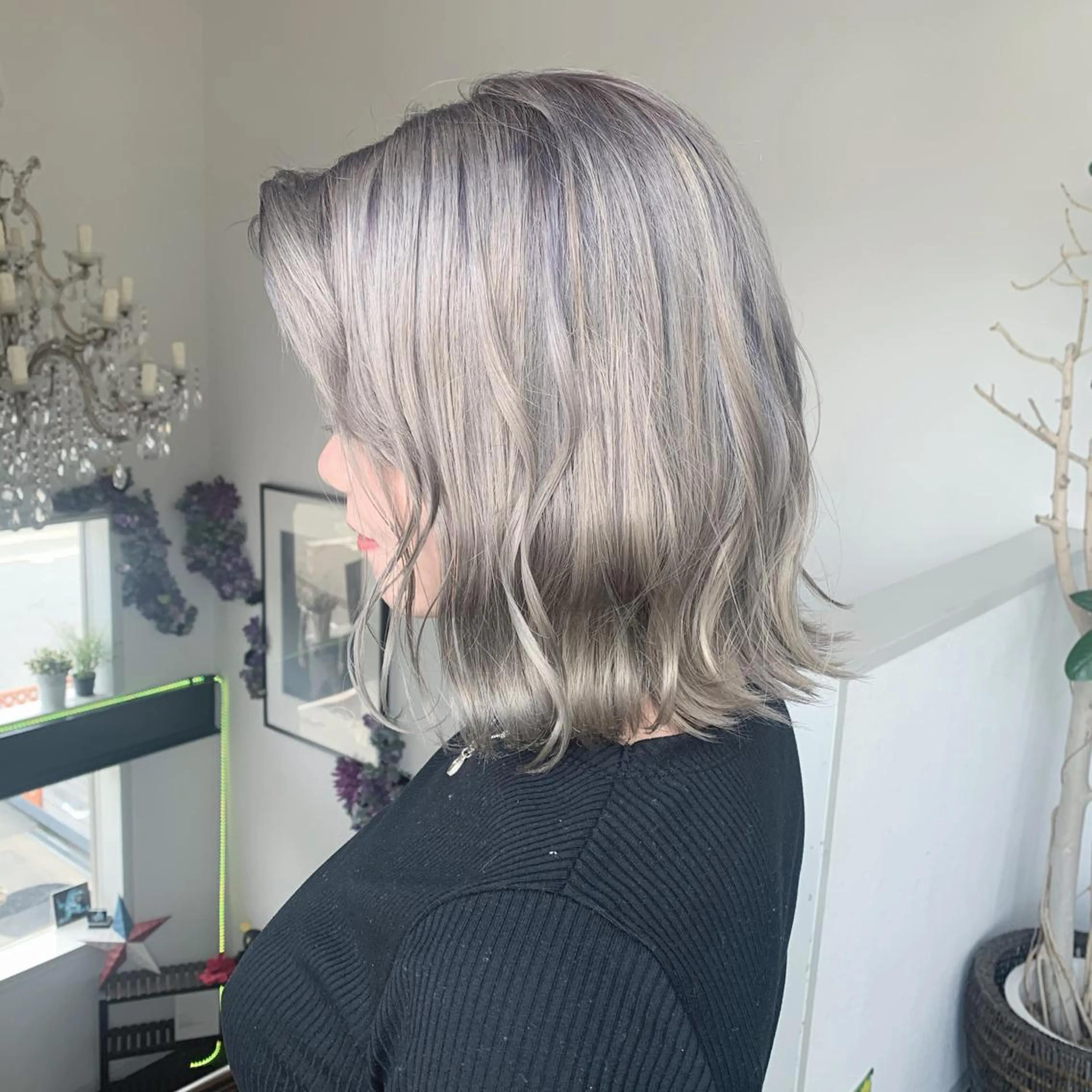 ショート カラー シルバー ホワイトシルバー ヘアカラー 袴田 伊代のヘアスタイル