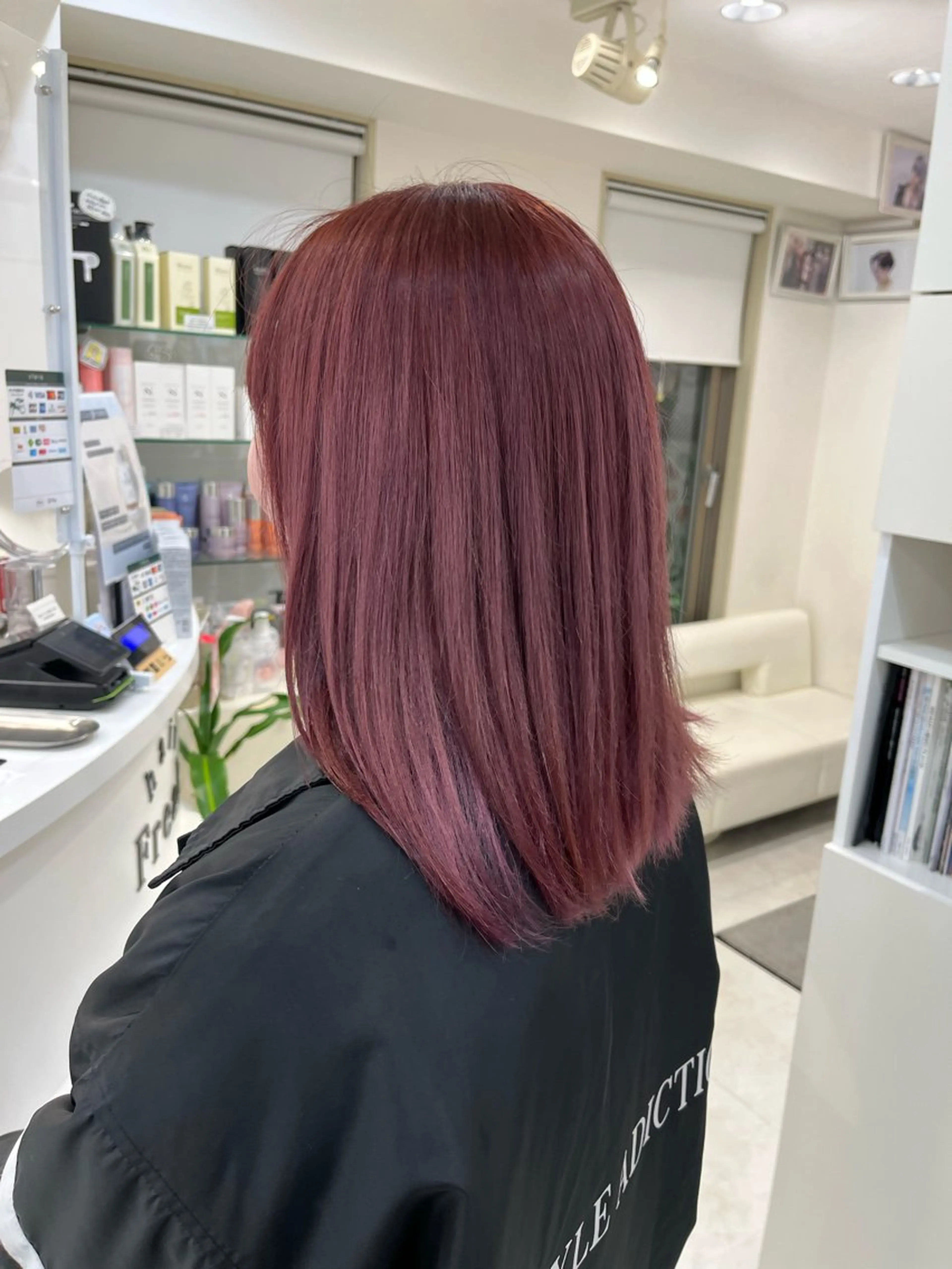 セミロング カラー ブリーチ カシス ピンクカラー カット ヘアカラー 山森 大地のヘアスタイル