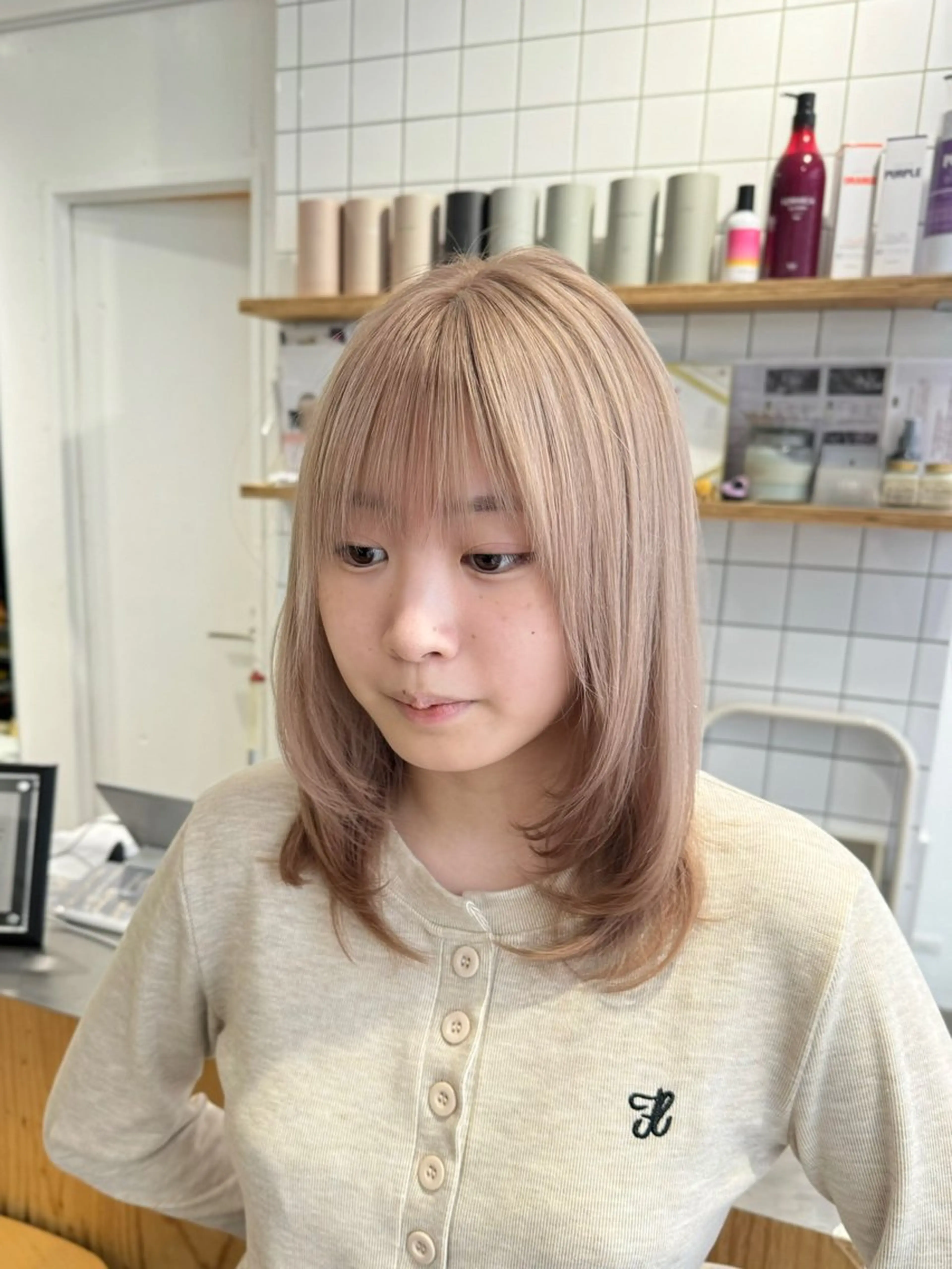 ミディアム カラー ベージュカラー ミルクティーベージュ レイヤーカット ウルフカット カット ヘアカラー トリートメント SALOWIN新宿三丁目【サロウィン】所属・ハッシュレイヤー💐 透明感カラー💐青木のヘアスタイル