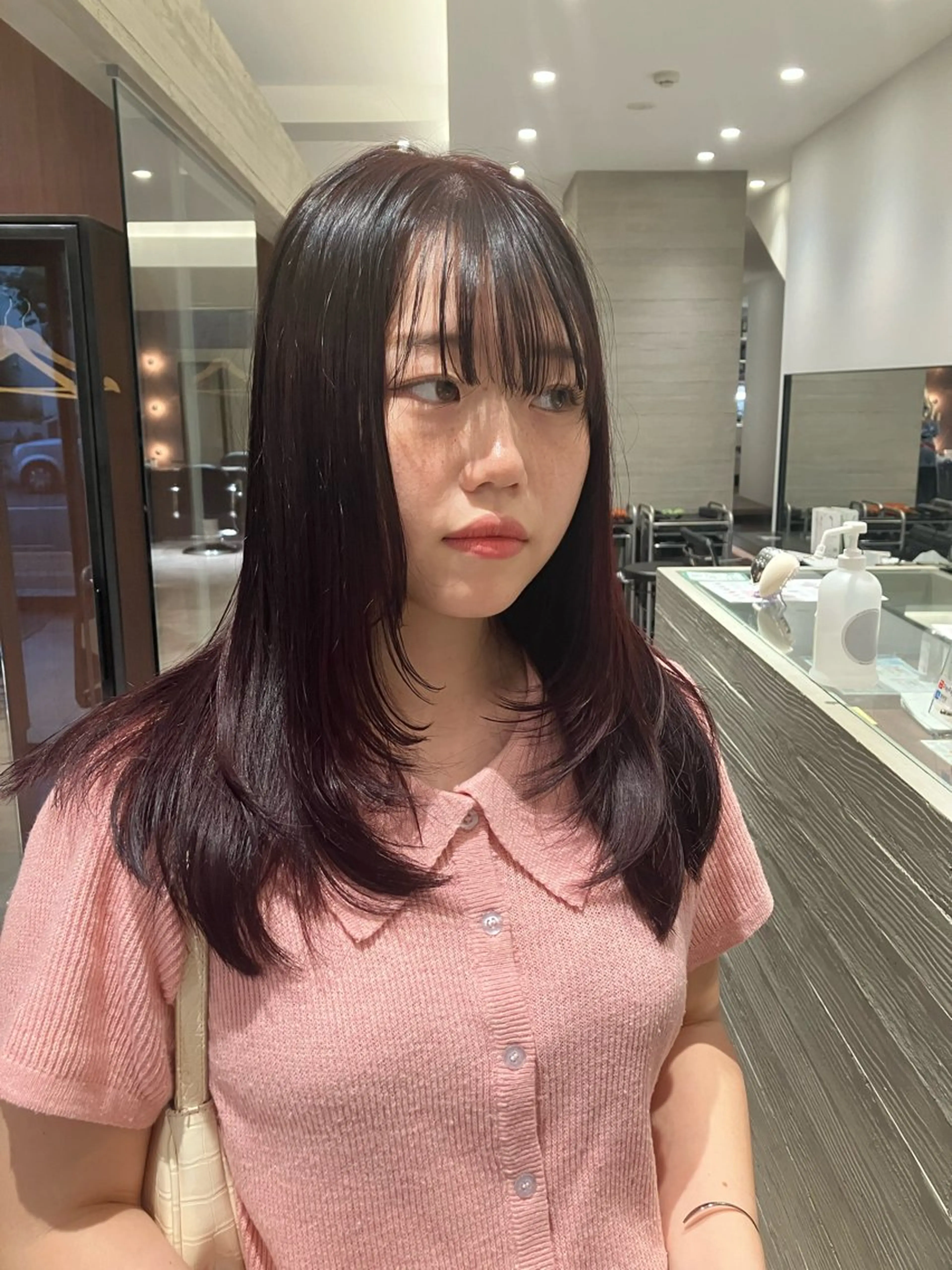 ロング カラー ブリーチ ボルドーカラー レイヤーカット サキ🤍ハイトーン 🩰くびれ巻きヘアのヘアスタイル