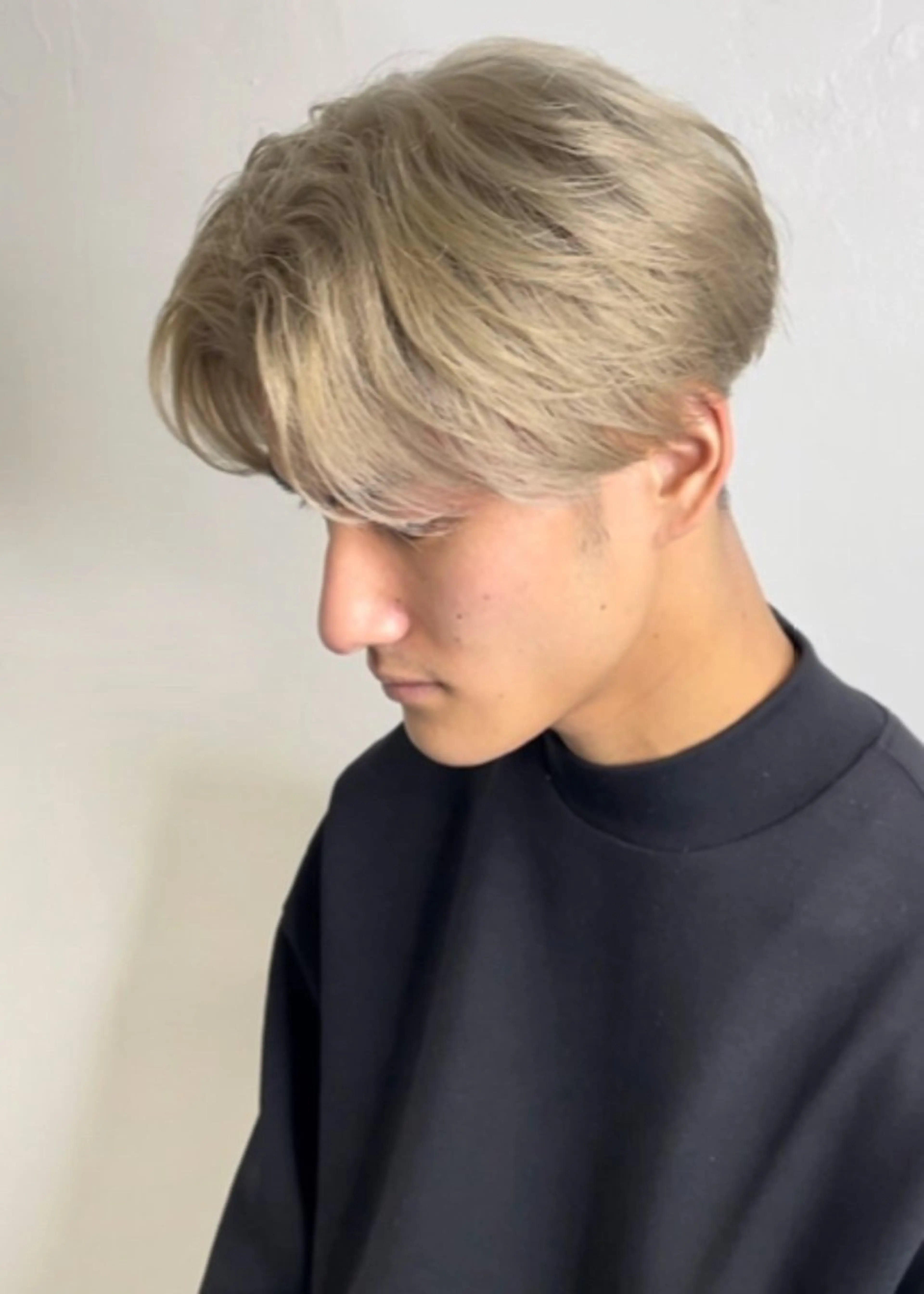 ショート カラー メンズ メンズブリーチ ベージュカラー ブリーチ sunc所属・安野 碧のヘアスタイル