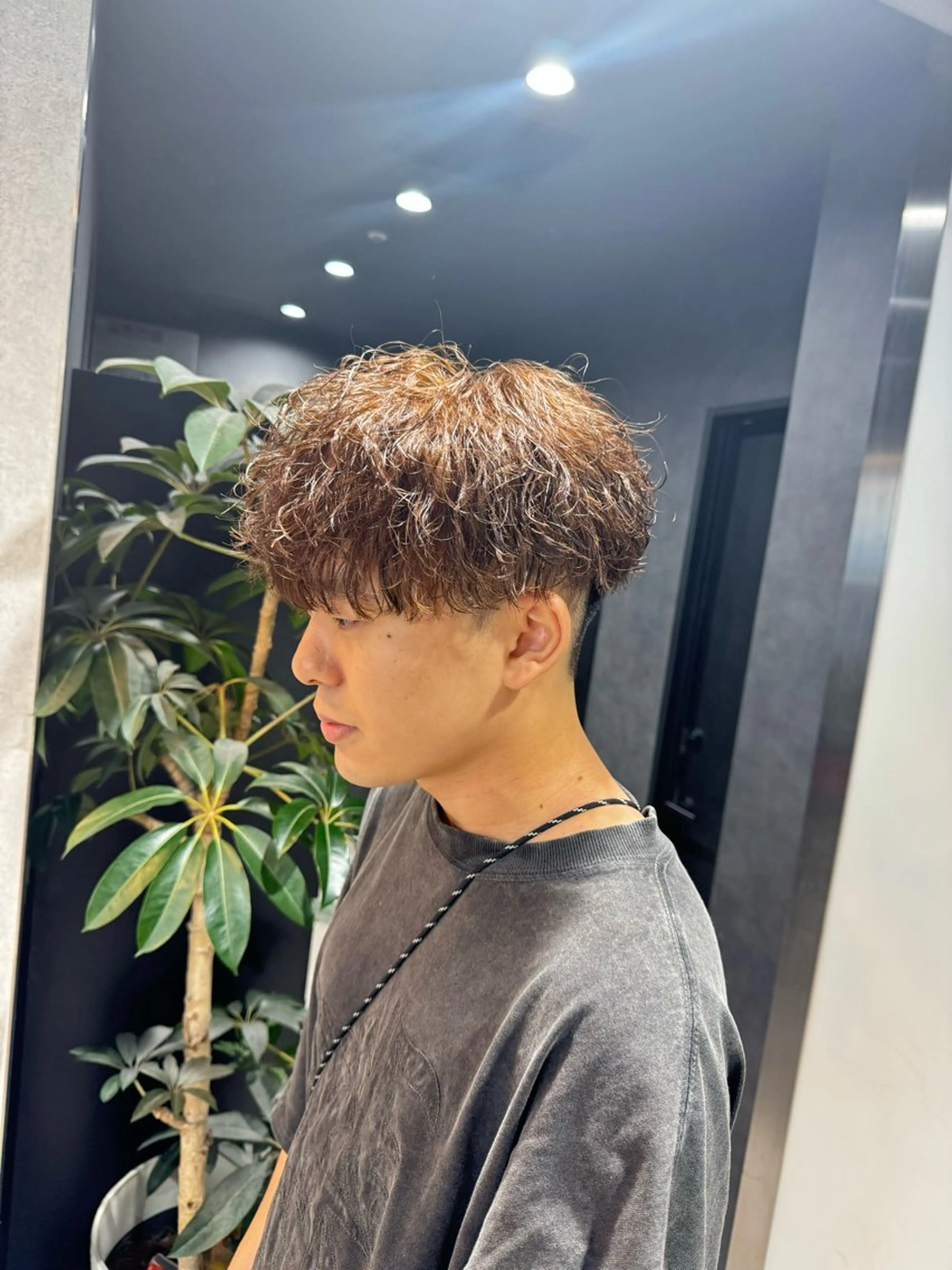 ショート カラー パーマ ヘアアレンジ メンズ メンズブリーチ センターパート メンズハイライト メンズハイトーン マッシュ カット パーマ トリートメント ヘッドスパ ヘアセット スパイキー/フェザー /波巻き/かいとのヘアスタイル