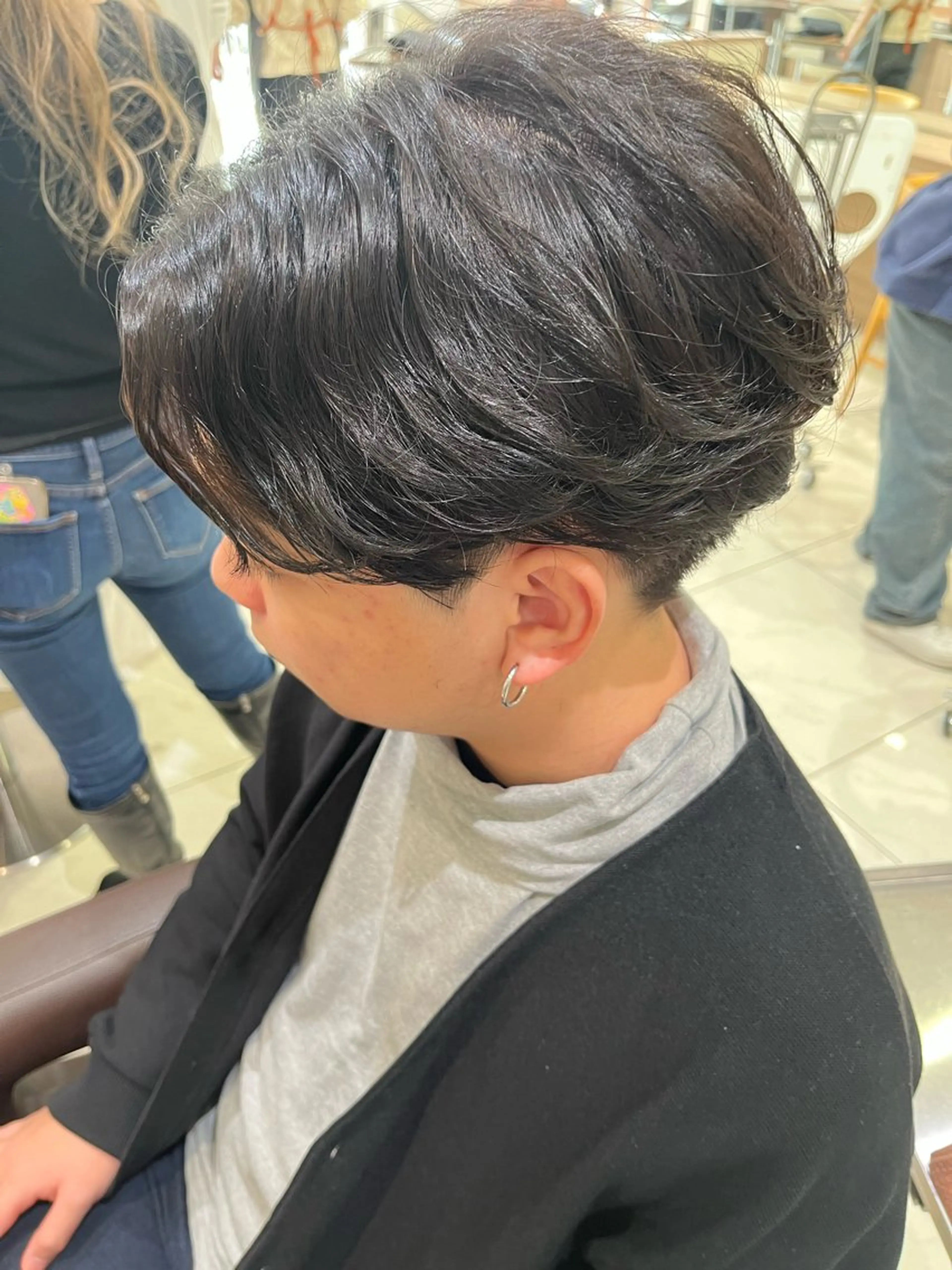 パーマ メンズ メンズブリーチ センターパート フェードカット フェザーパーマ マッシュ カット パーマ トリートメント ヘアセット 【メンズパーマ✨️ フェザーパーマ】岩城のヘアスタイル