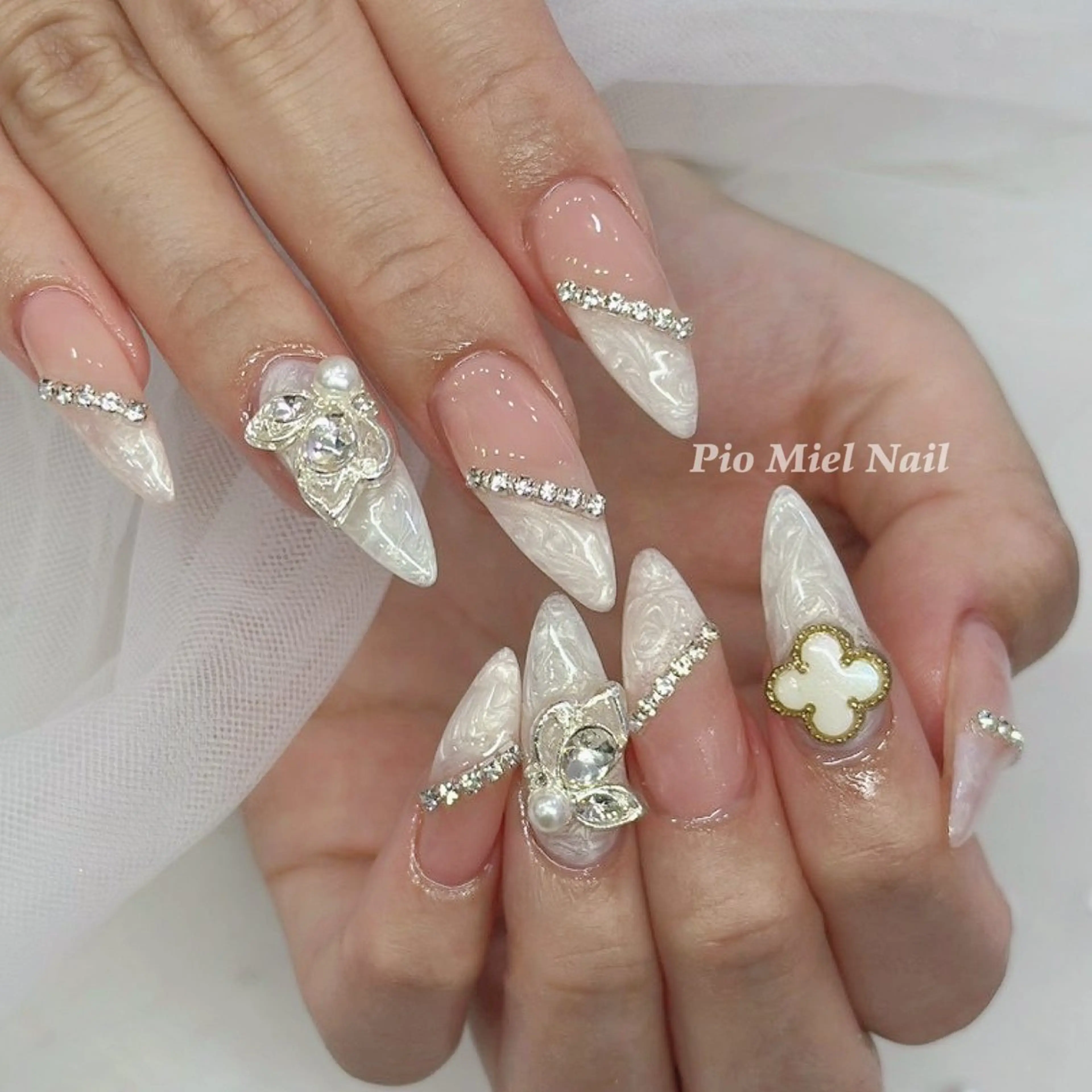 セミロング 韓国風ヘア ハンドネイル Pio Mielのネイルデザイン