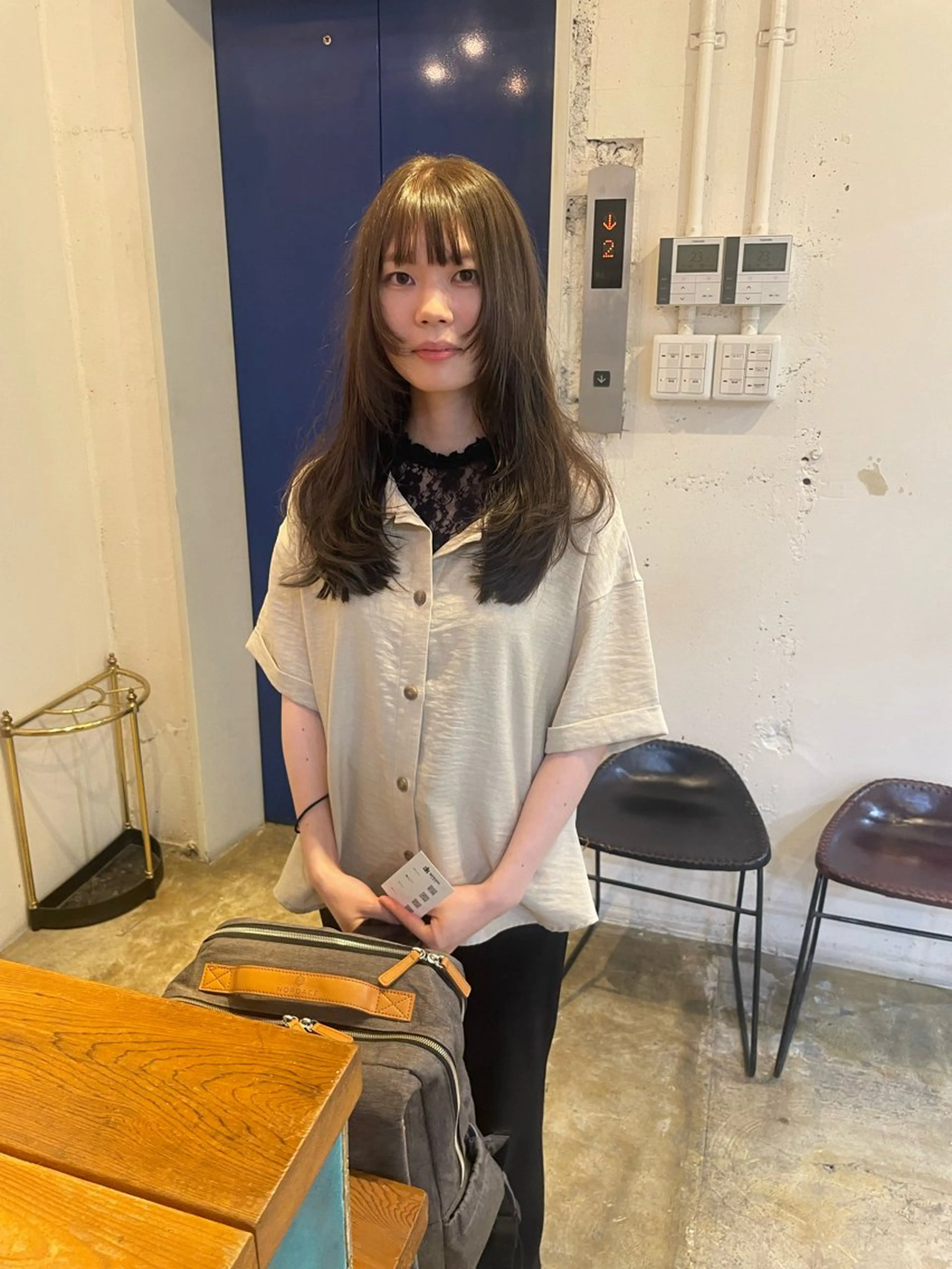ロング カラー グレージュ レイヤーカット カット ヘアカラー トリートメント MIOベージュカラー 柔らかいカラーのヘアスタイル