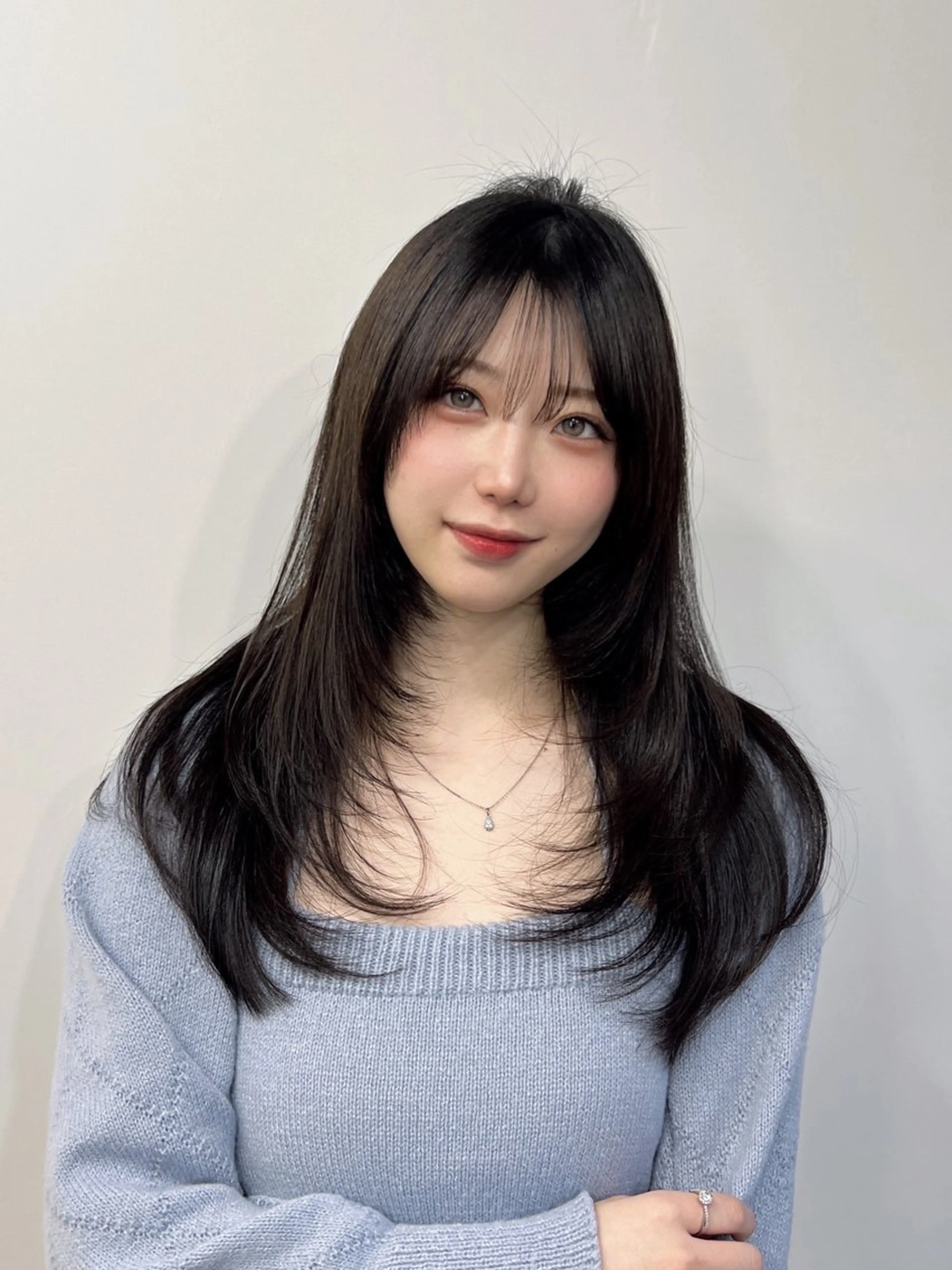 ロング カラー 黒髪 ブルーカラー ブルーブラック レイヤーカット ワンホンレイヤー カット ヘアカラー トリートメント 武田涼レイヤーカット 髪質改善×縮毛矯正のヘアスタイル