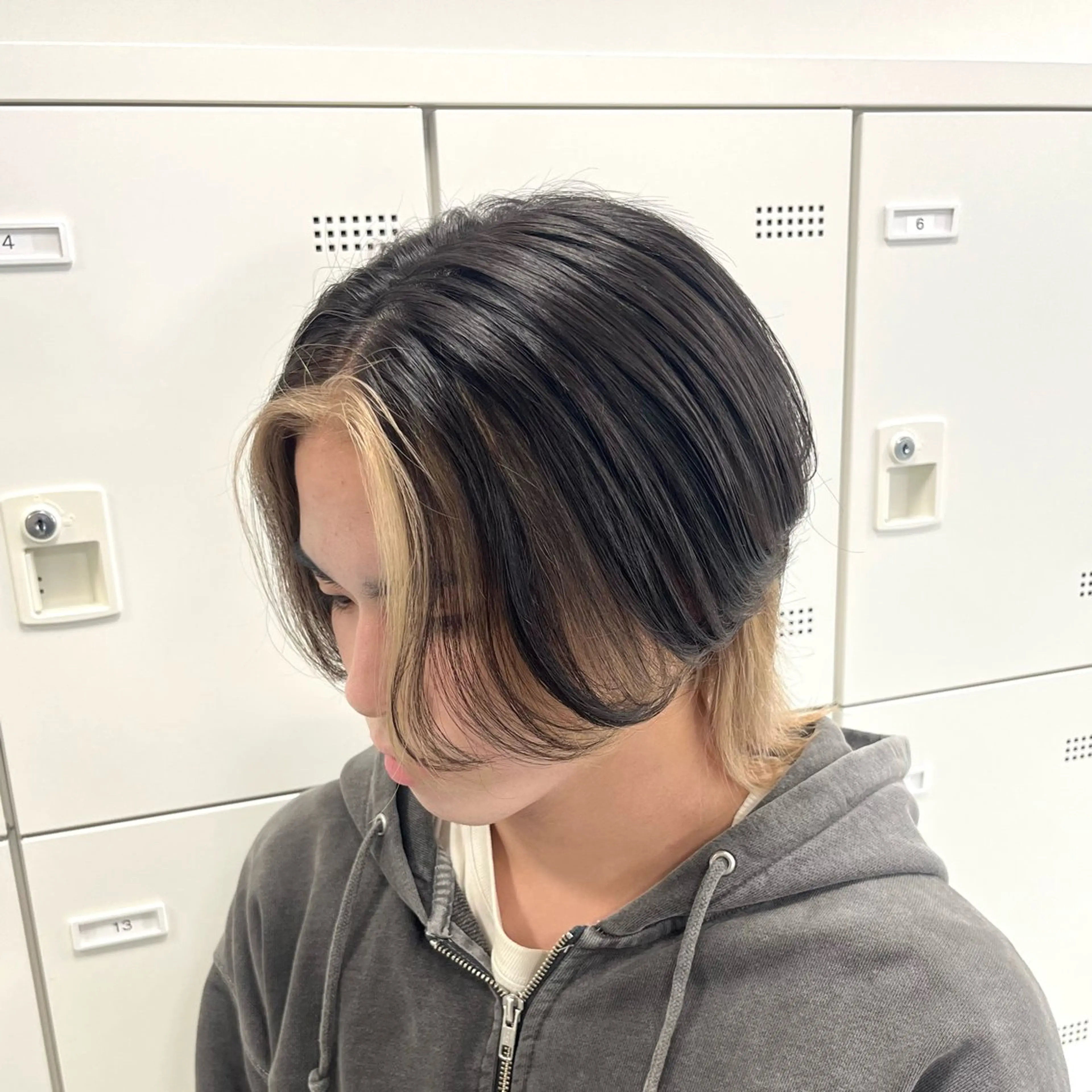 ミディアム カラー ベージュカラー ブリーチ ブロンド デザインカラー グレージュ ヘアカラー トリートメント ハイトーン/ 髪質改善/上質艶髪のヘアスタイル