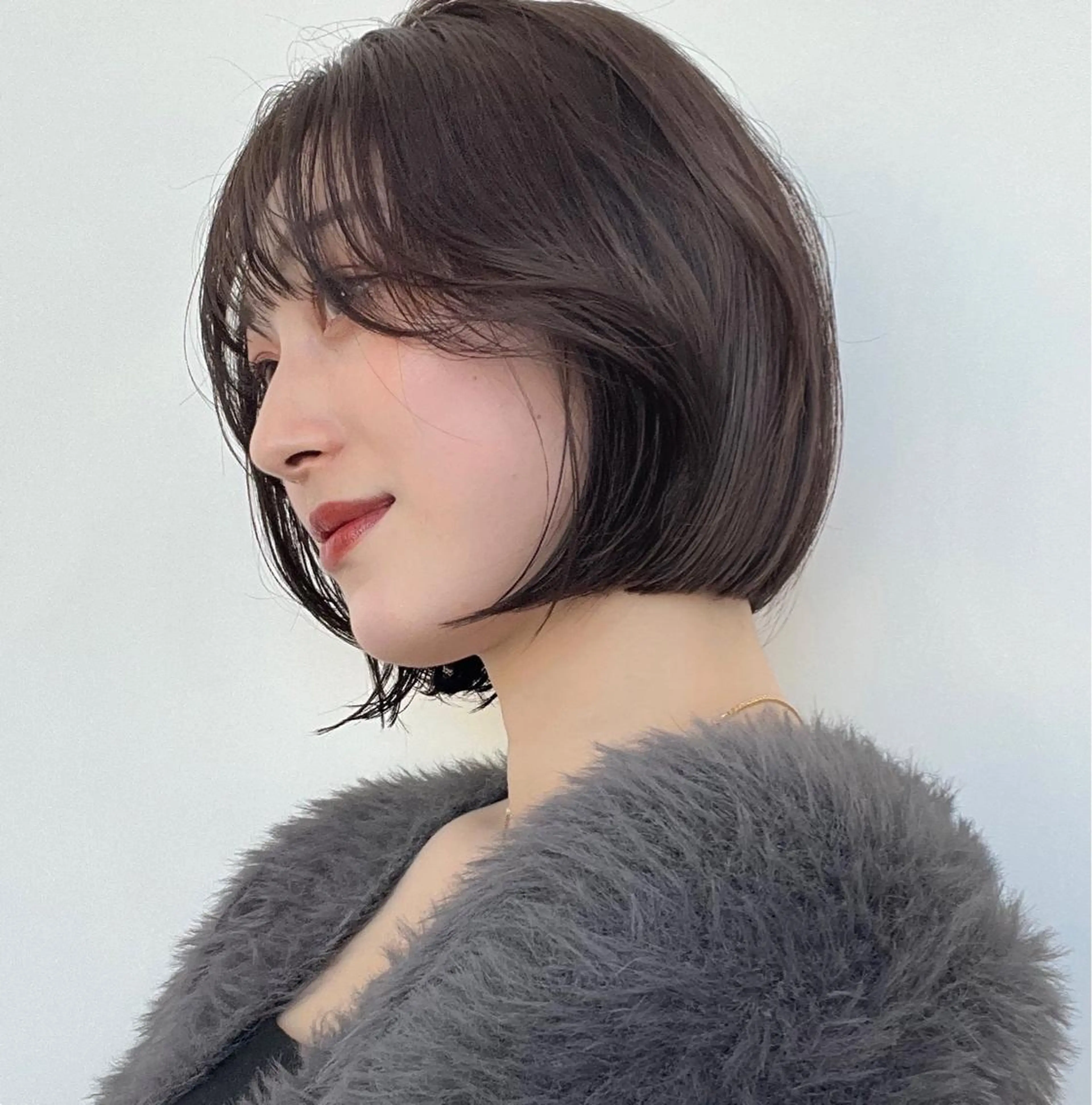 ショート カラー グレージュ ボブ ヘアカラー トリートメント ニュアンスレイヤー ハイトーンカラーのヘアスタイル