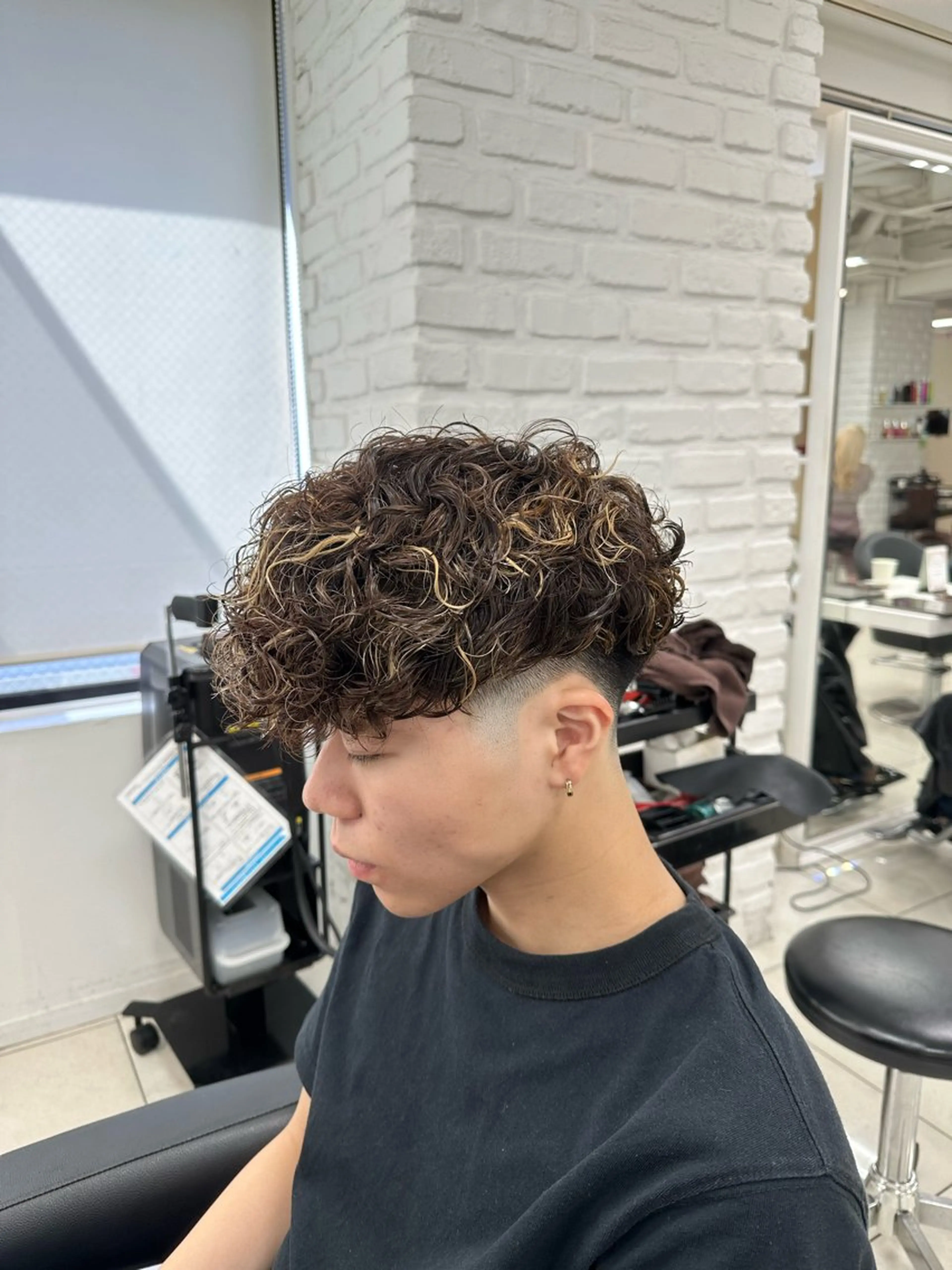 ショート パーマ メンズ メンズハイライト スペインカール ハイライト カット パーマ トリートメント フェザーパーマ職人 🪶ryosukeのヘアスタイル