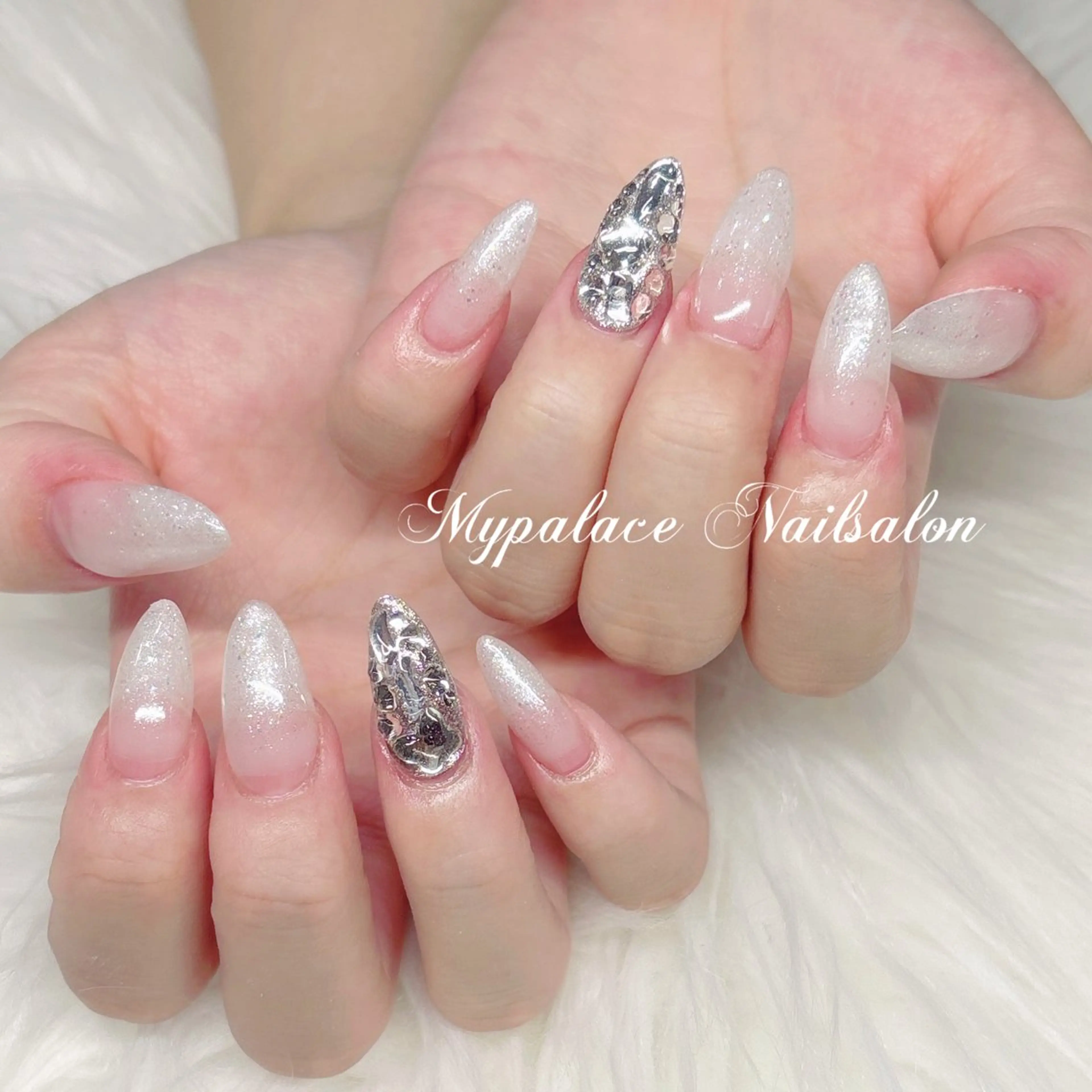 ネイル グラデーション ラメ(グリッター) ラメグラデーション シルバー 夏ネイル ハンドネイル Yuis Nailスカルプ専門のネイルデザイン