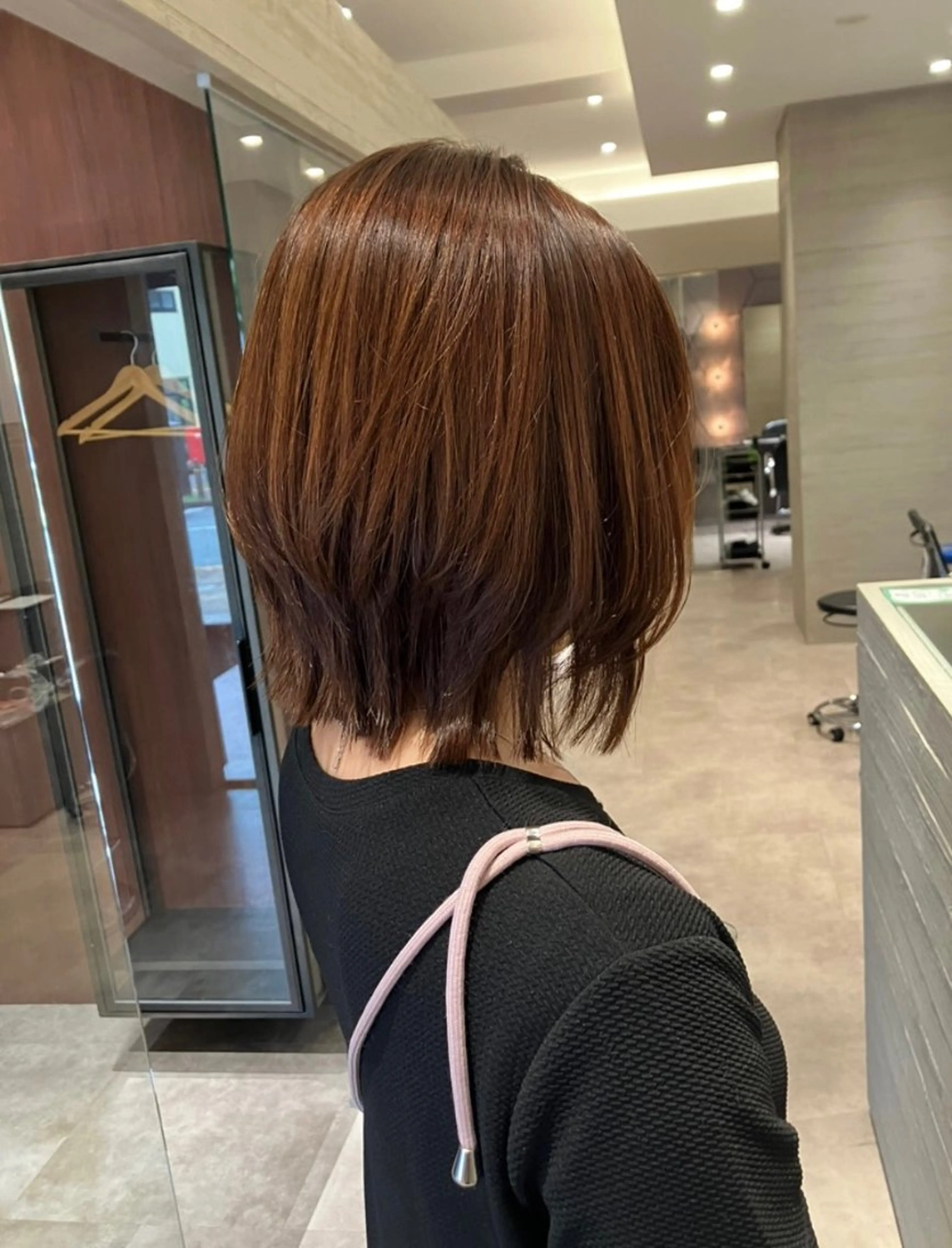 ショート ボブレイヤー ボブ レイヤーカット サキ🤍ハイトーン 🩰くびれ巻きヘアのヘアスタイル