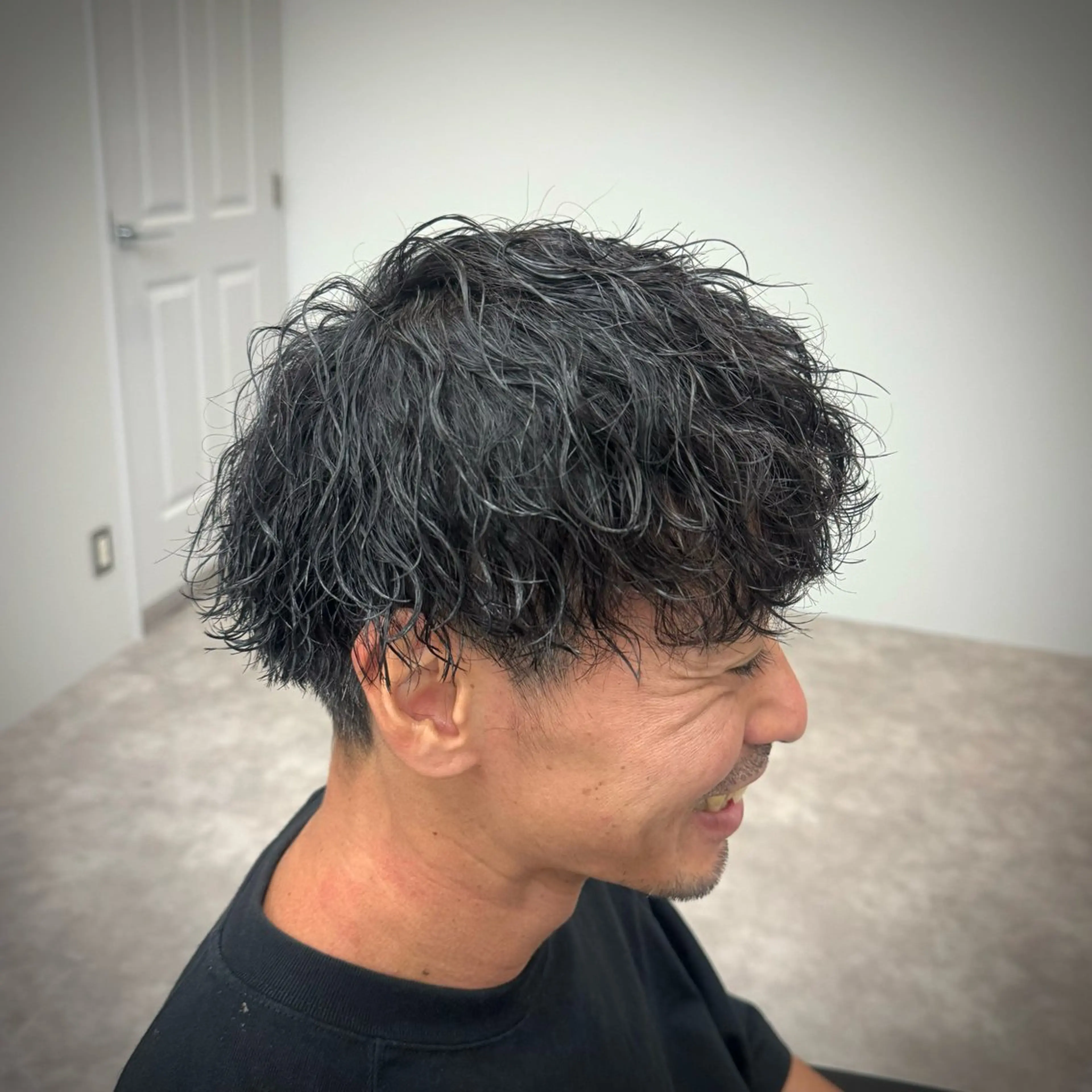 ミディアム メンズ ミディアムパーマ マッシュ メンズパーマ 波巻きパーマ カット パーマ men's hair salon First藤沢店所属・ツイスパ/波巻き/ サーフ/嶋田就斗のヘアスタイル