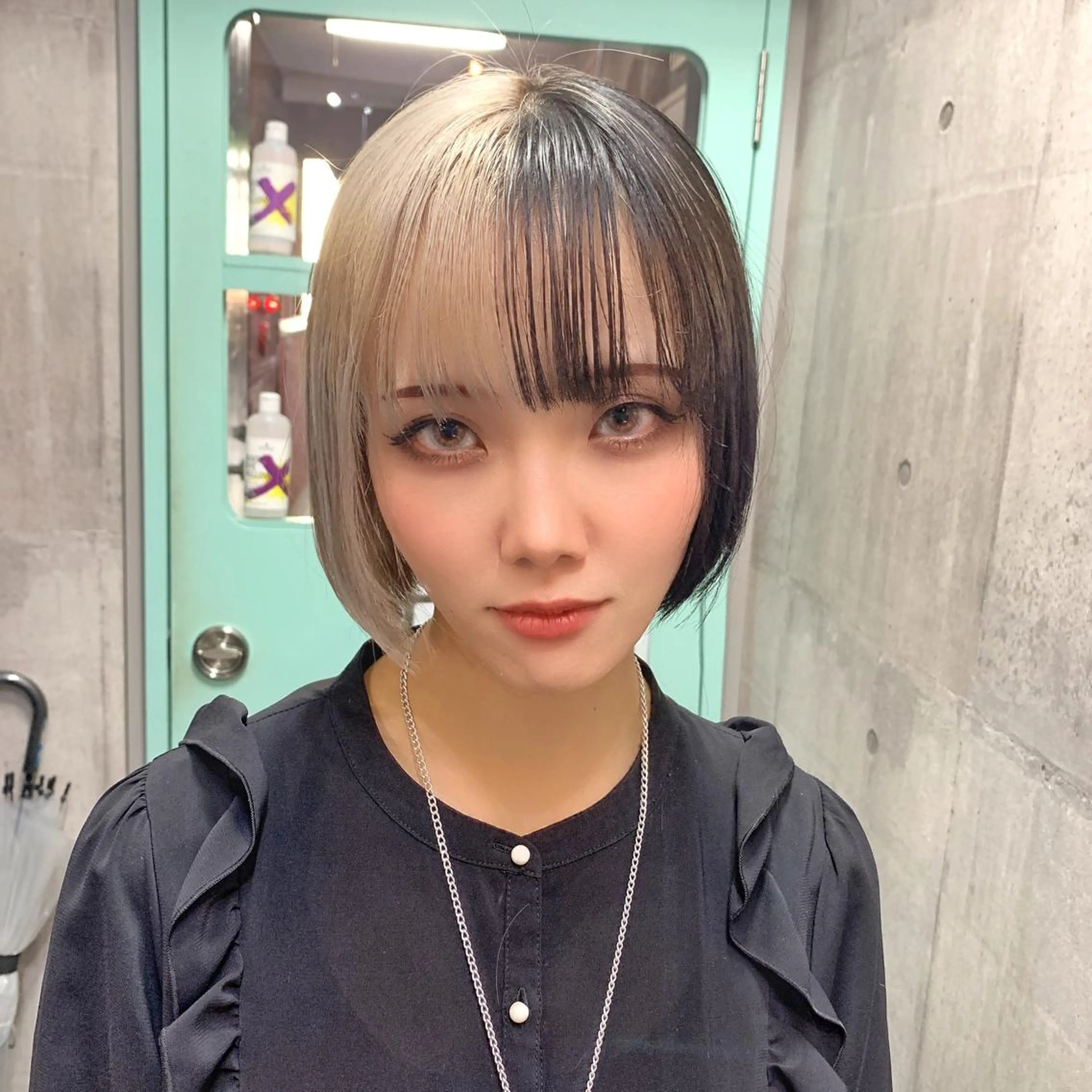 ショート カラー ベージュカラー ツートーンカラー ホワイトベージュ ボブ ホワイト&レイヤーカ ットエクステ長畠俊輔のヘアスタイル