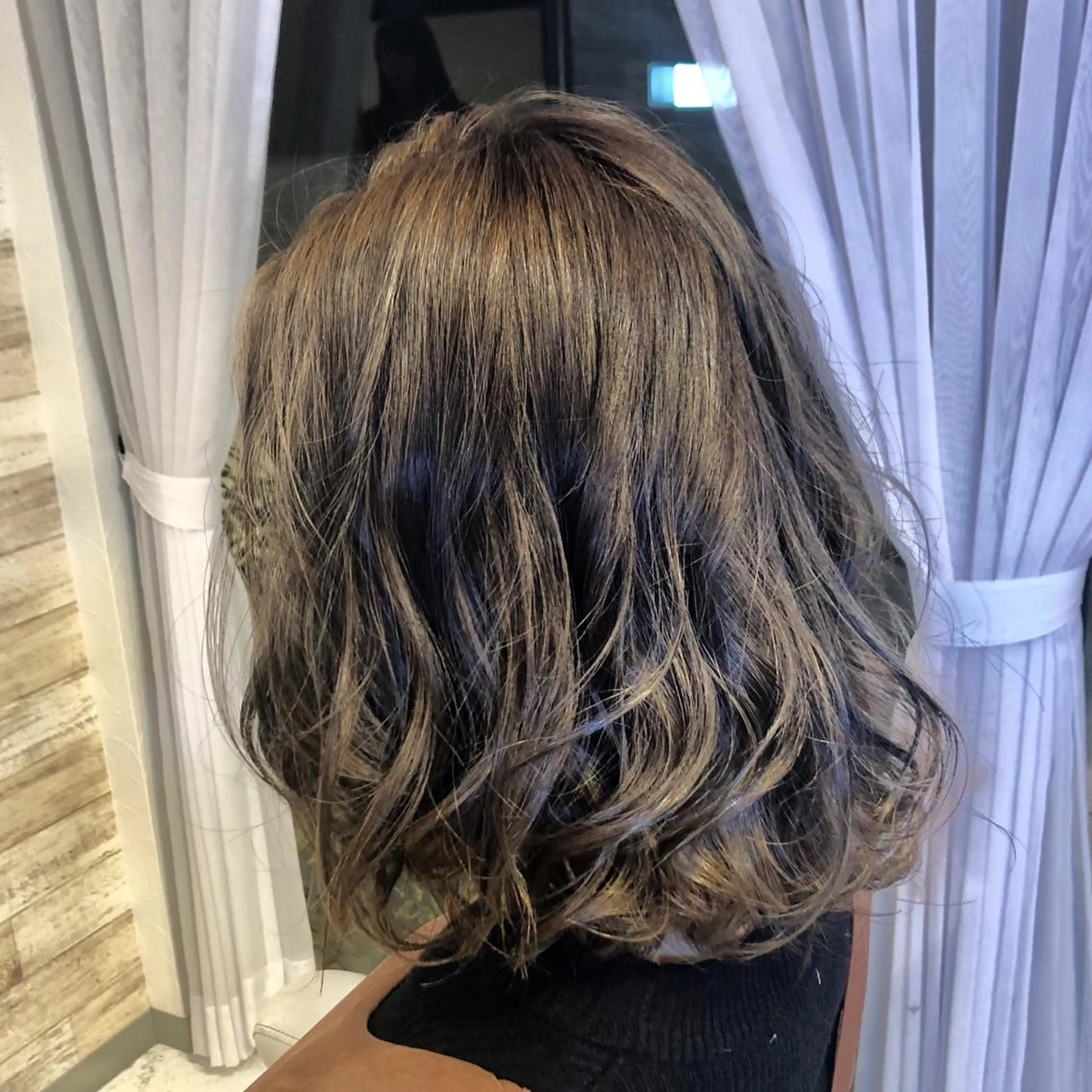 ミディアム カラー アッシュ ベージュカラー カット ヘアカラー トリートメント MARDI GRAS 蘭丸のヘアスタイル