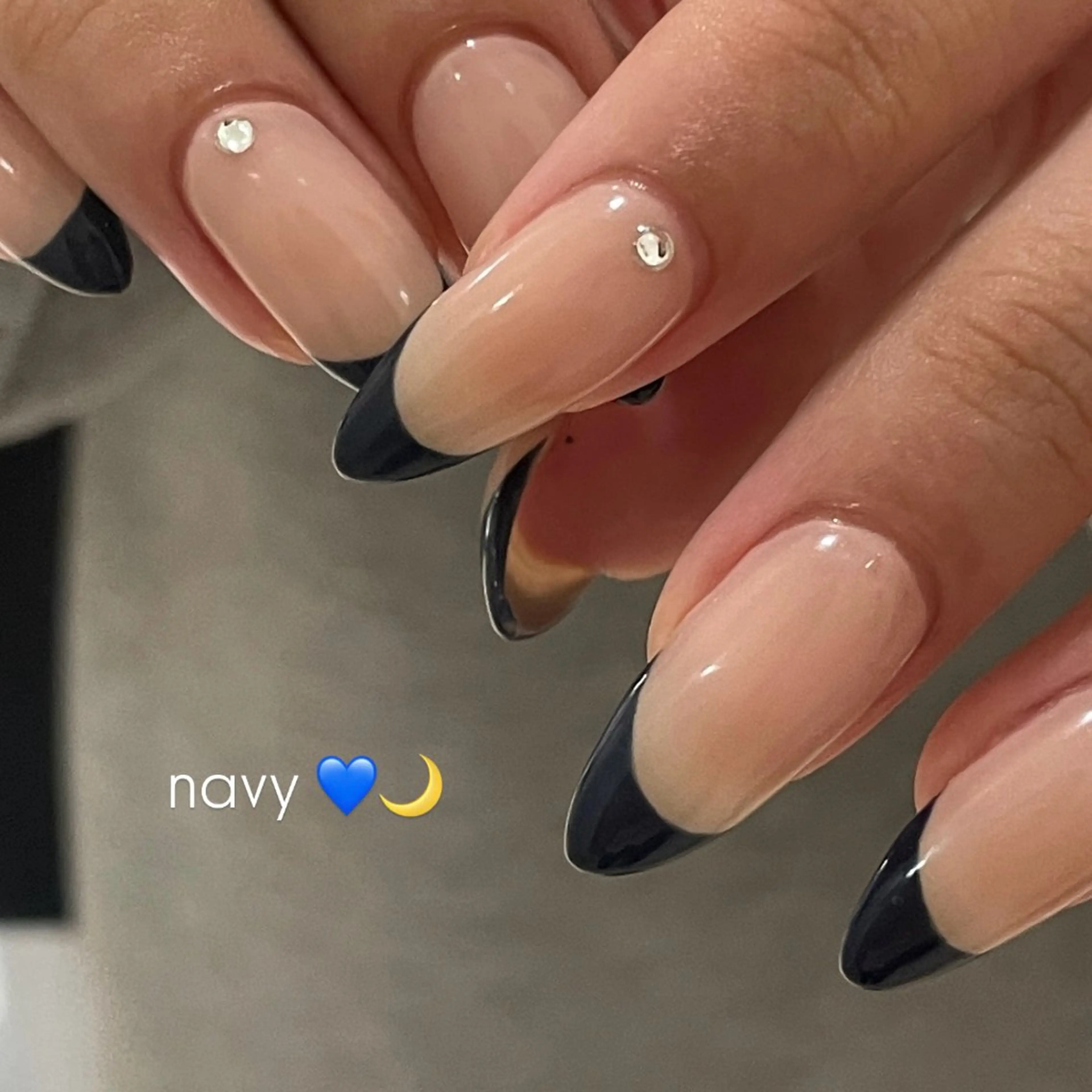 ネイル フレンチネイル ネイビー ストーンネイル ハンドネイル you (ユウ)のネイルデザイン