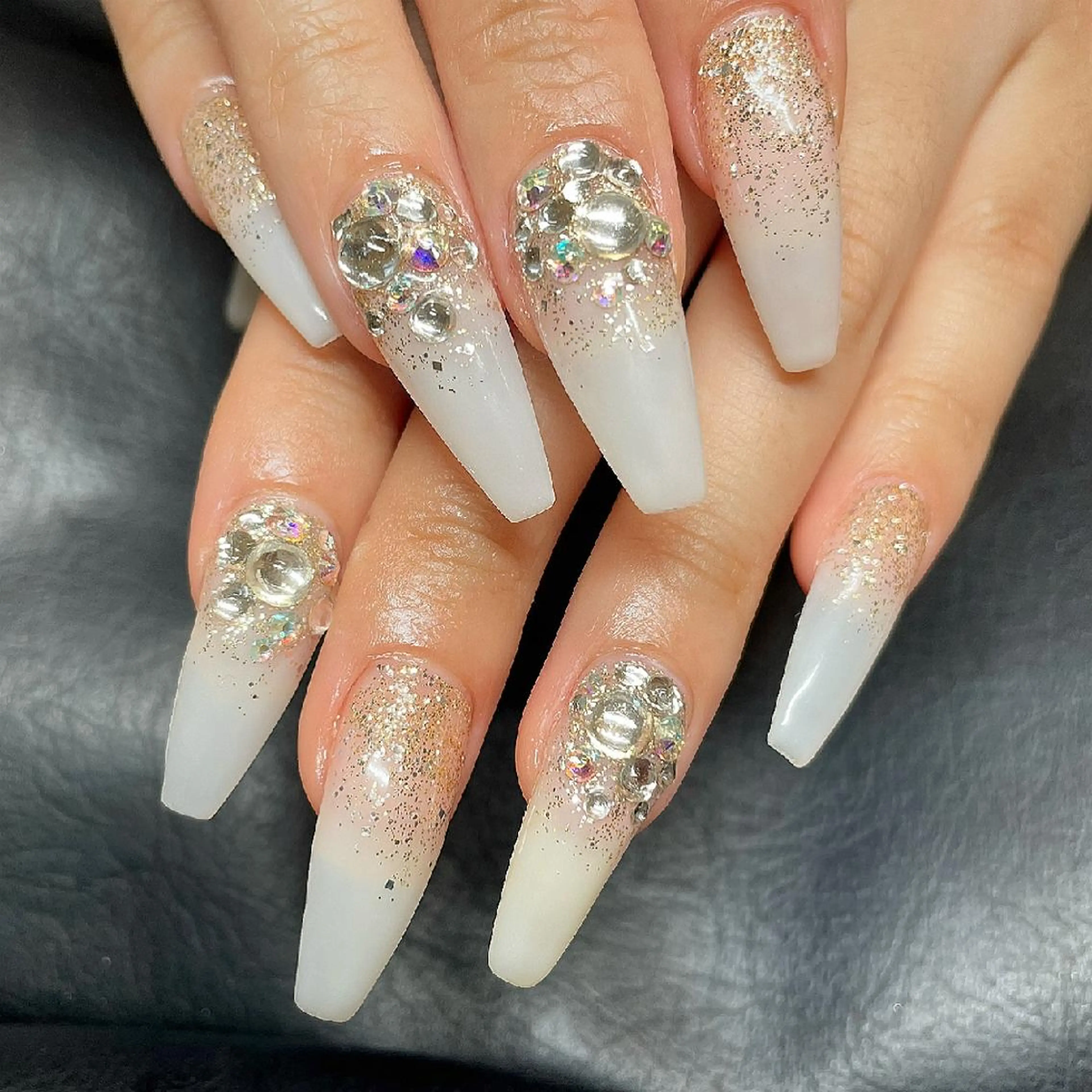 ネイル 成人式 ロングネイル スカルプネイル ホワイト AQUA NAIL所属・AQUA NAILのネイルデザイン