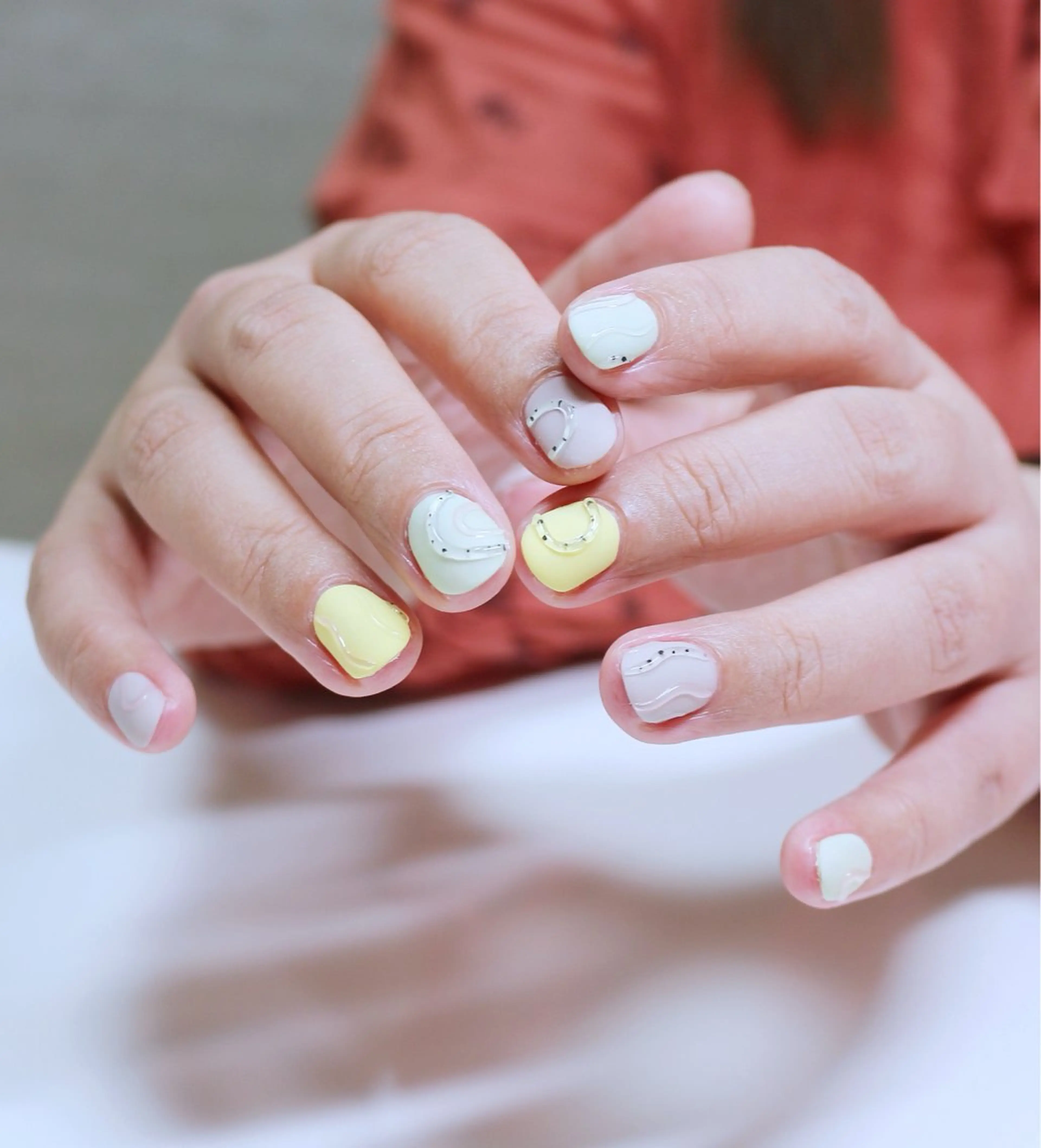 ネイル マットネイル ニュアンスネイル 春ネイル 黄色 ハンドネイル Baku Nailsのネイルデザイン