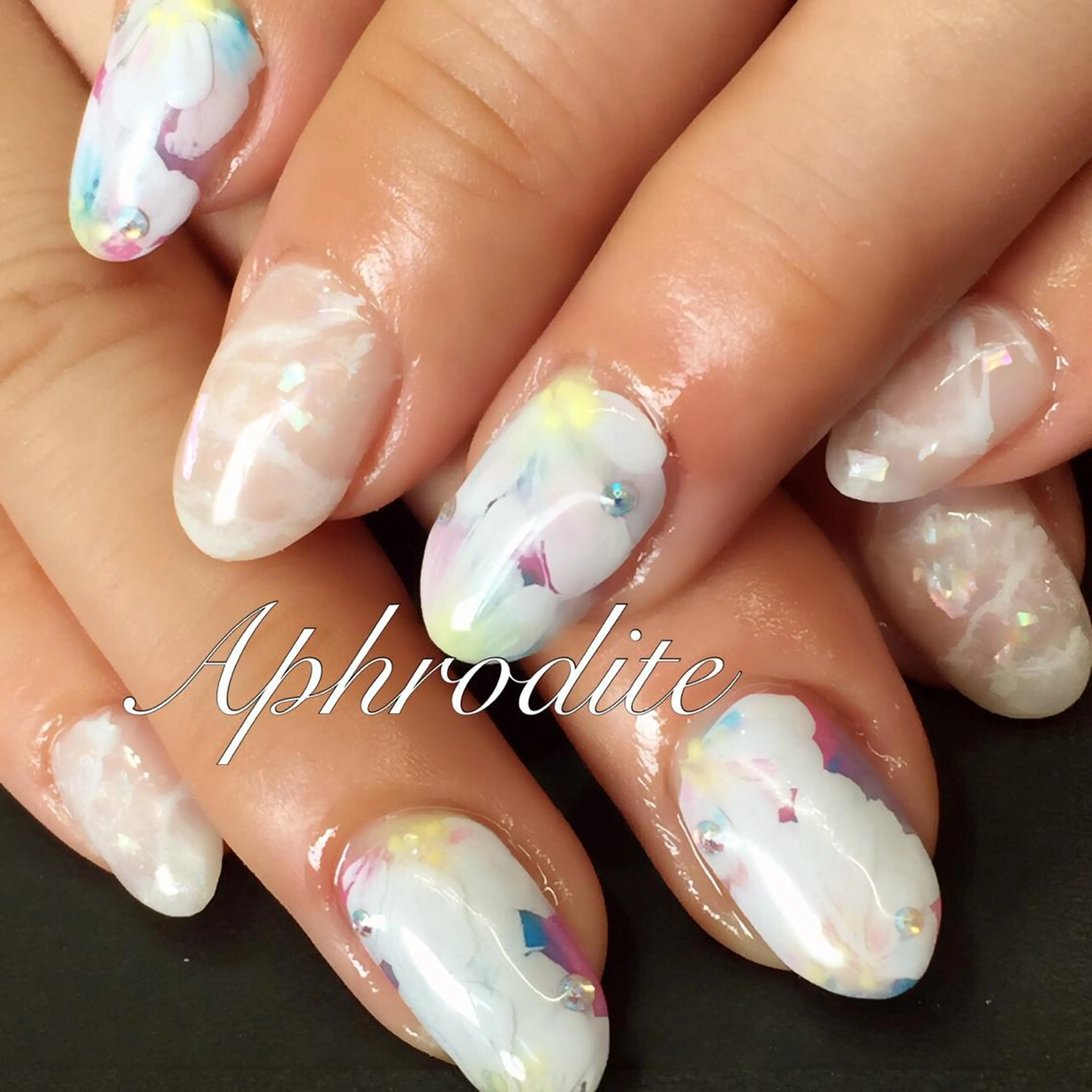ショート ミディアム ネイル アートネイル フラワーネイル ホワイト APHRODITE Nagisaのネイルデザイン