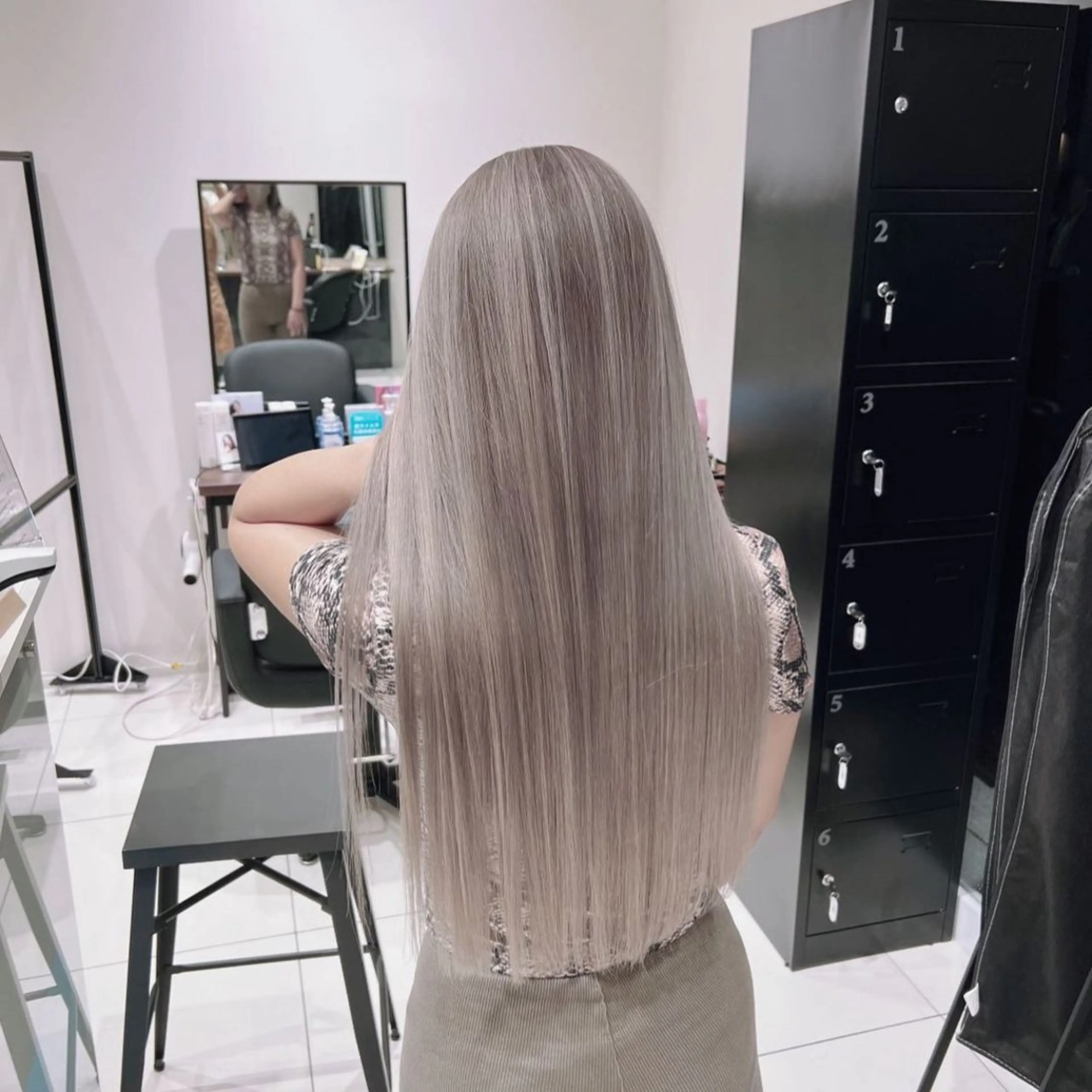 ロング カラー ブリーチ ケアブリーチ ヘアカラー オフホワイトアンドなんば所属・福西 洋斗のヘアスタイル