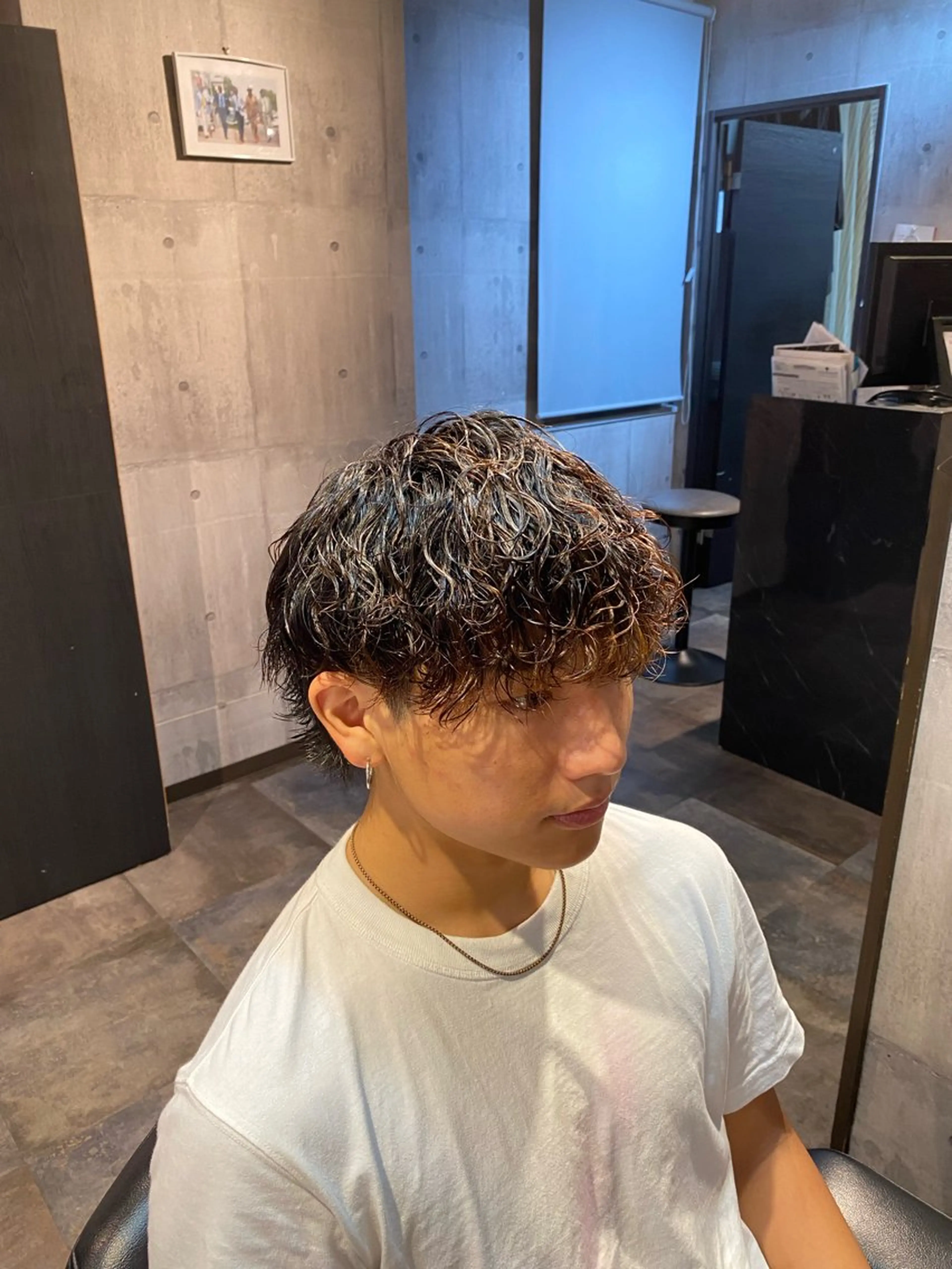 ミディアム パーマ メンズ ミディアムパーマ メンズパーマ 外ハネヘア カット パーマ SWELL  七隈四つ角店所属・SWELL アトムのヘアスタイル