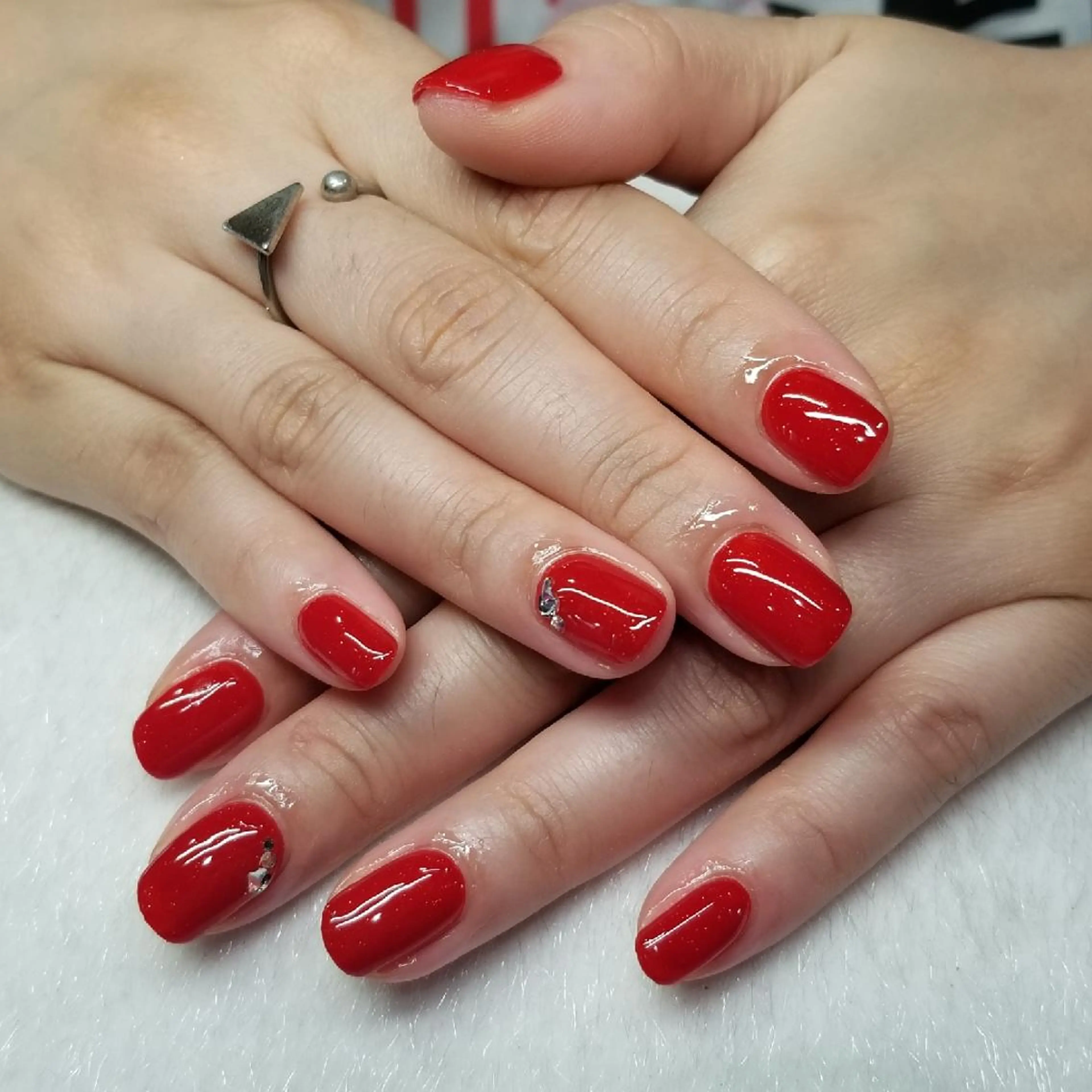 ネイル ワンカラーネイル 赤色 シンプルネイル trees_ nailのネイルデザイン