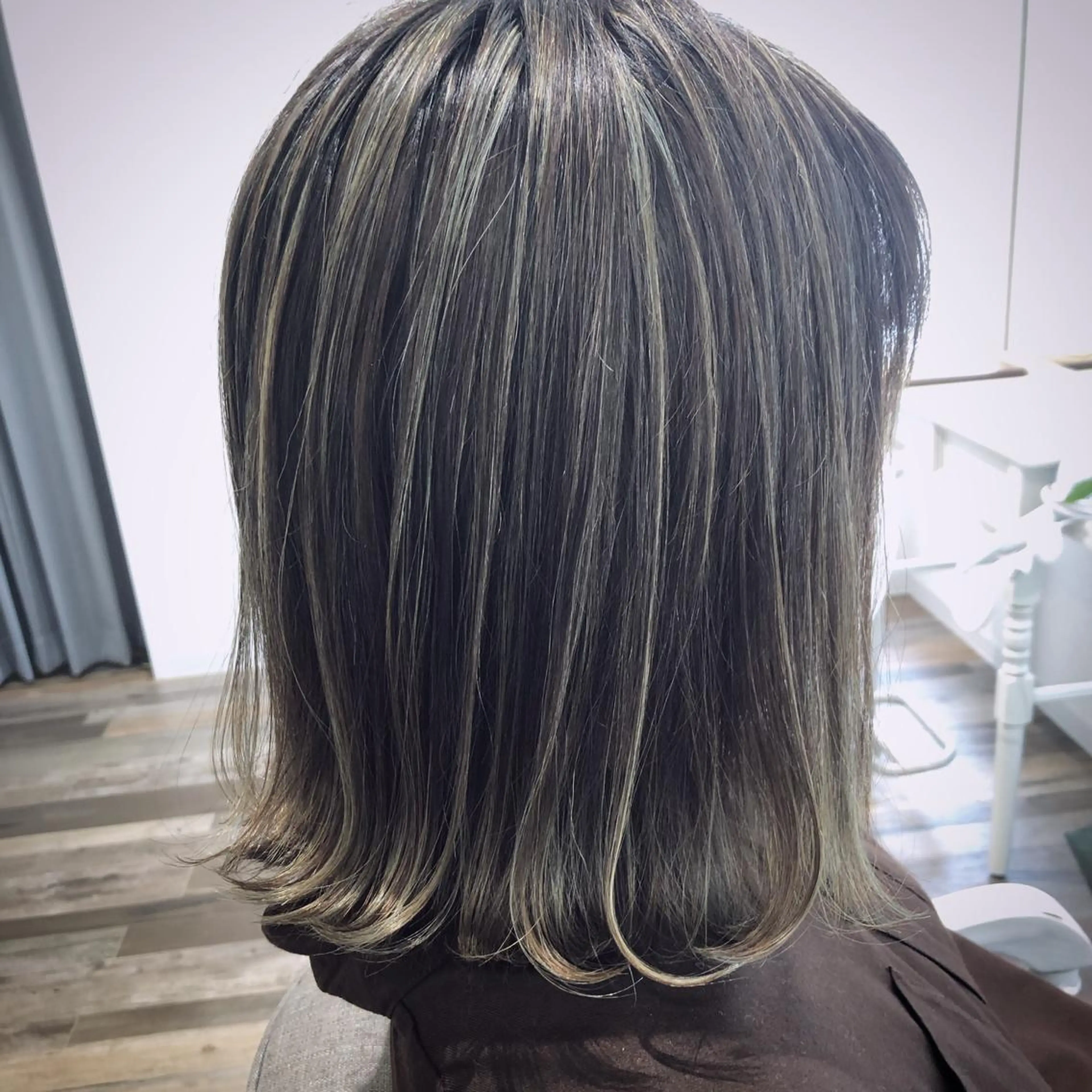 ミディアム カラー 透明感カラー グレージュ ハイライトカラー ハイライト 皆巳 達郎のヘアスタイル