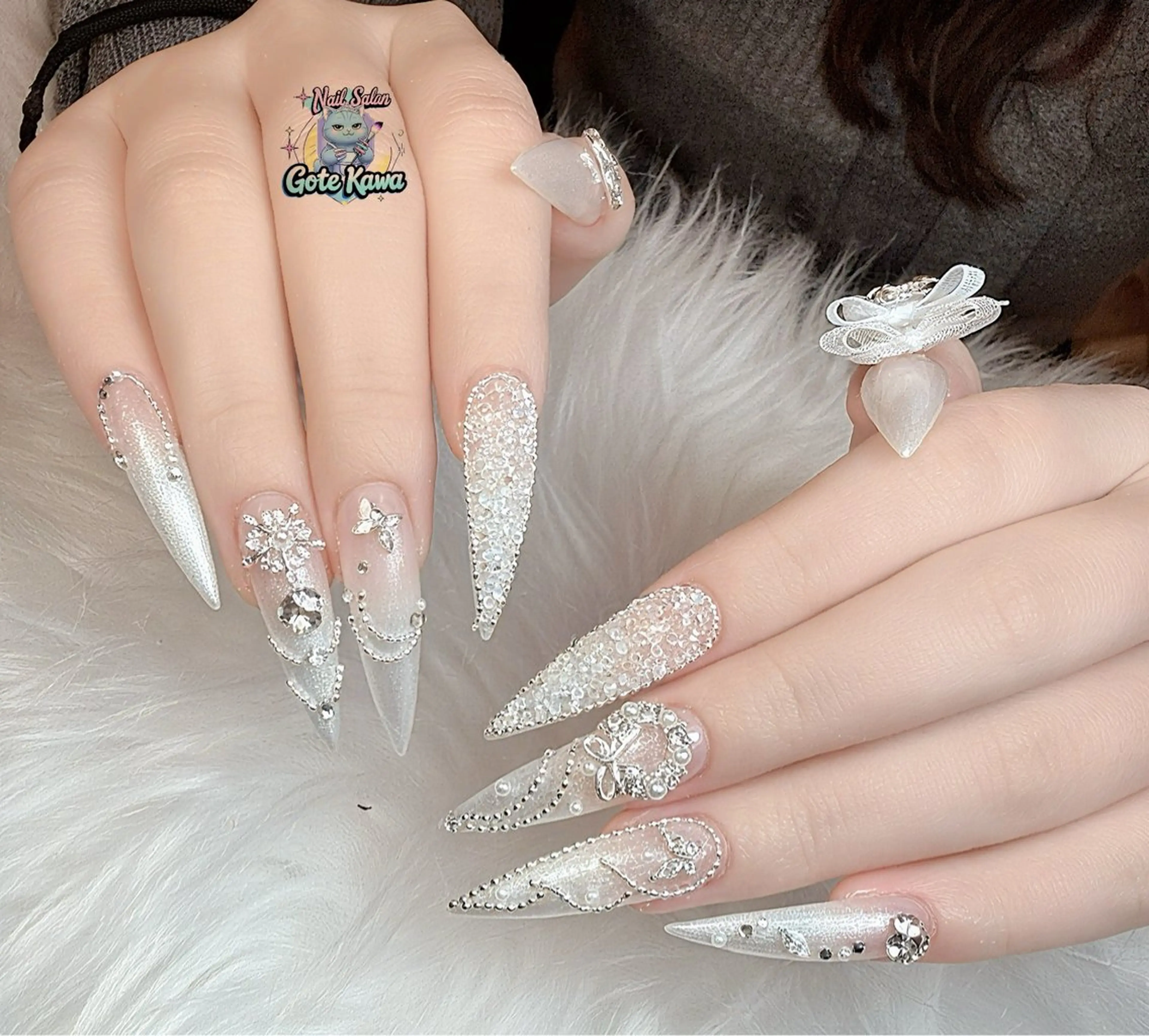 ネイル アートネイル キラキラネイル スカルプネイル 冬ネイル クリスマス ハンドネイル ハンドケア GOTE KAWA Nail Salon(ゴテかわ)所属・Gote Kawa nail salonのネイルデザイン