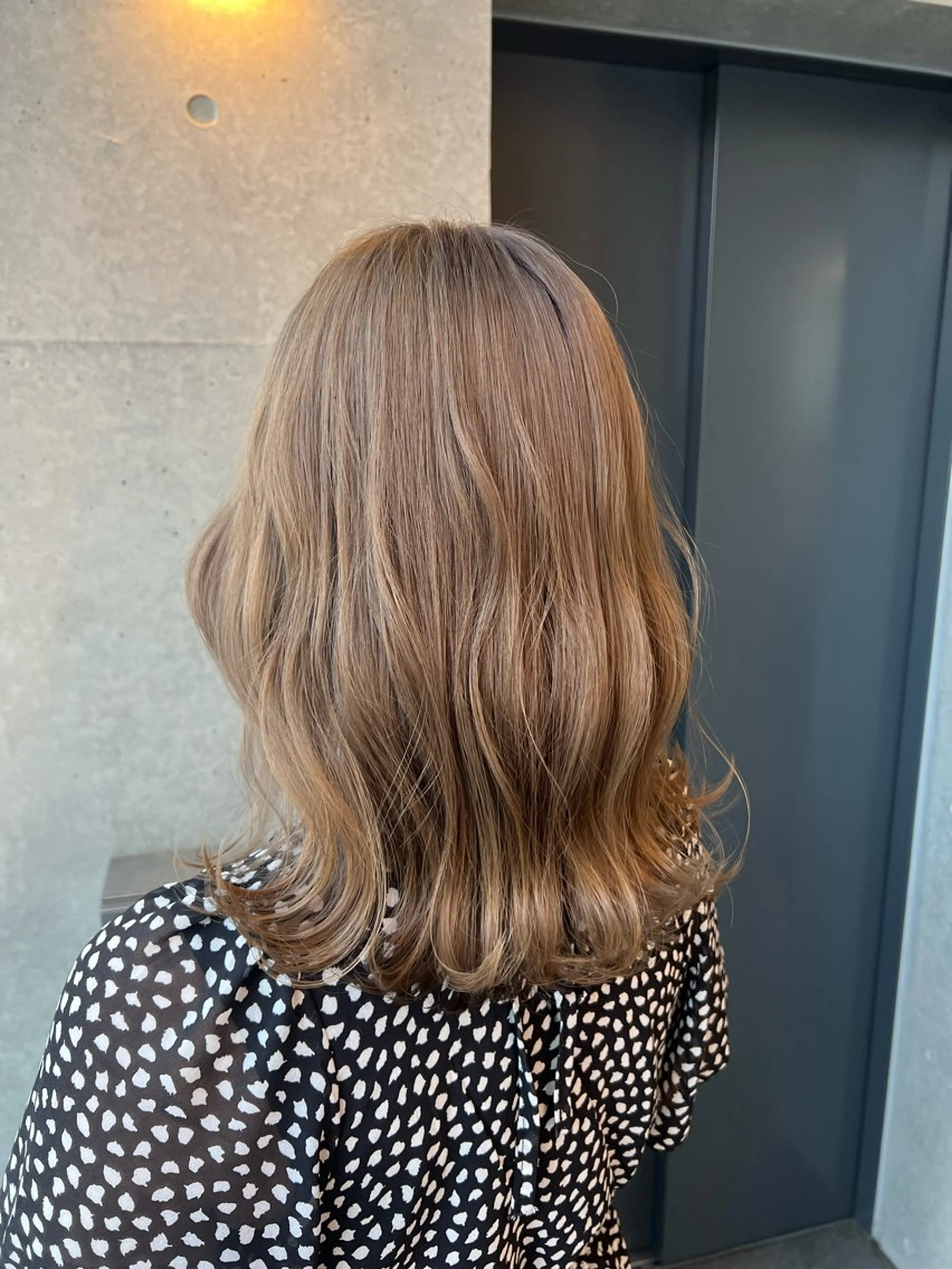 ミディアム カラー シールエクステ アディクシーカラー アッシュ バレイヤージュ ミストバング ヘアカラー ＤＥＳＴ所属・吉野 瑳桜のヘアスタイル