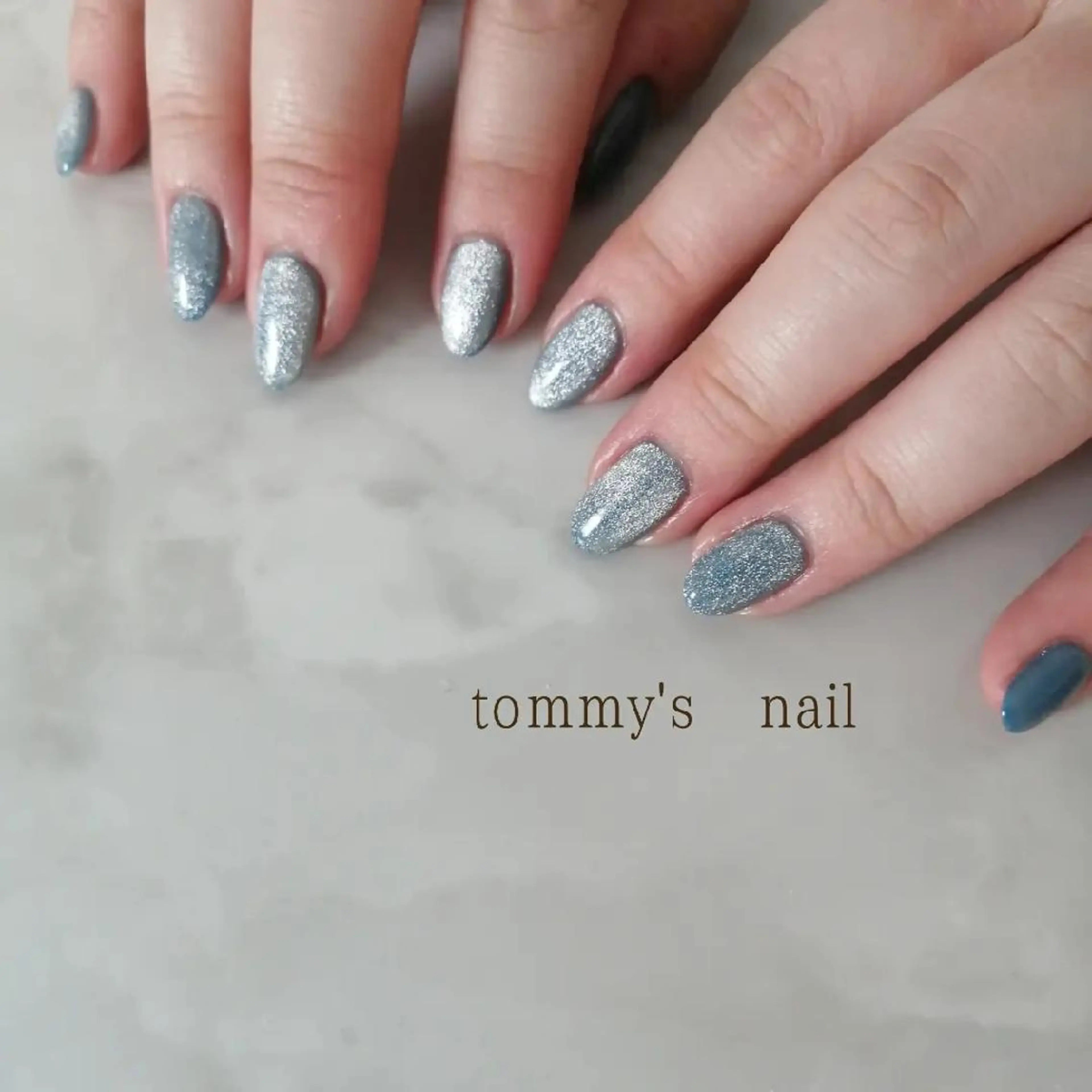 ネイル ブルー フットネイル ジェルネイル キラキラネイル ミラーネイル ハンドネイル tommy's nail所属・福岡/若よもぎ蒸し 全身美容が叶うサロンのネイルデザイン