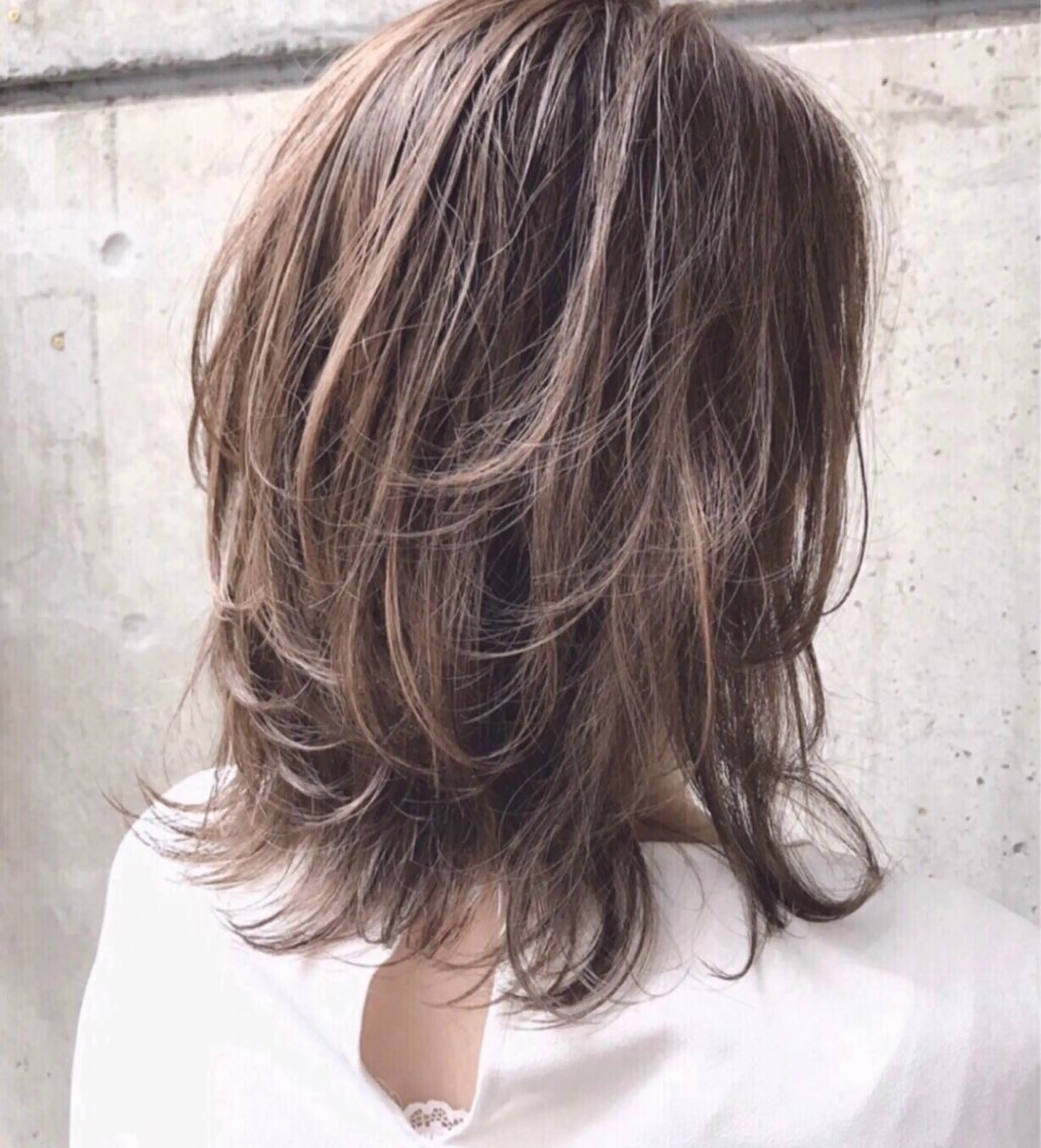 ミディアム カラー ミディアムパーマ アッシュ ベージュカラー ブルーカラー グレージュ ヘアカラー DX SHARE SALON SHIBUYA所属・AKI アキのヘアスタイル