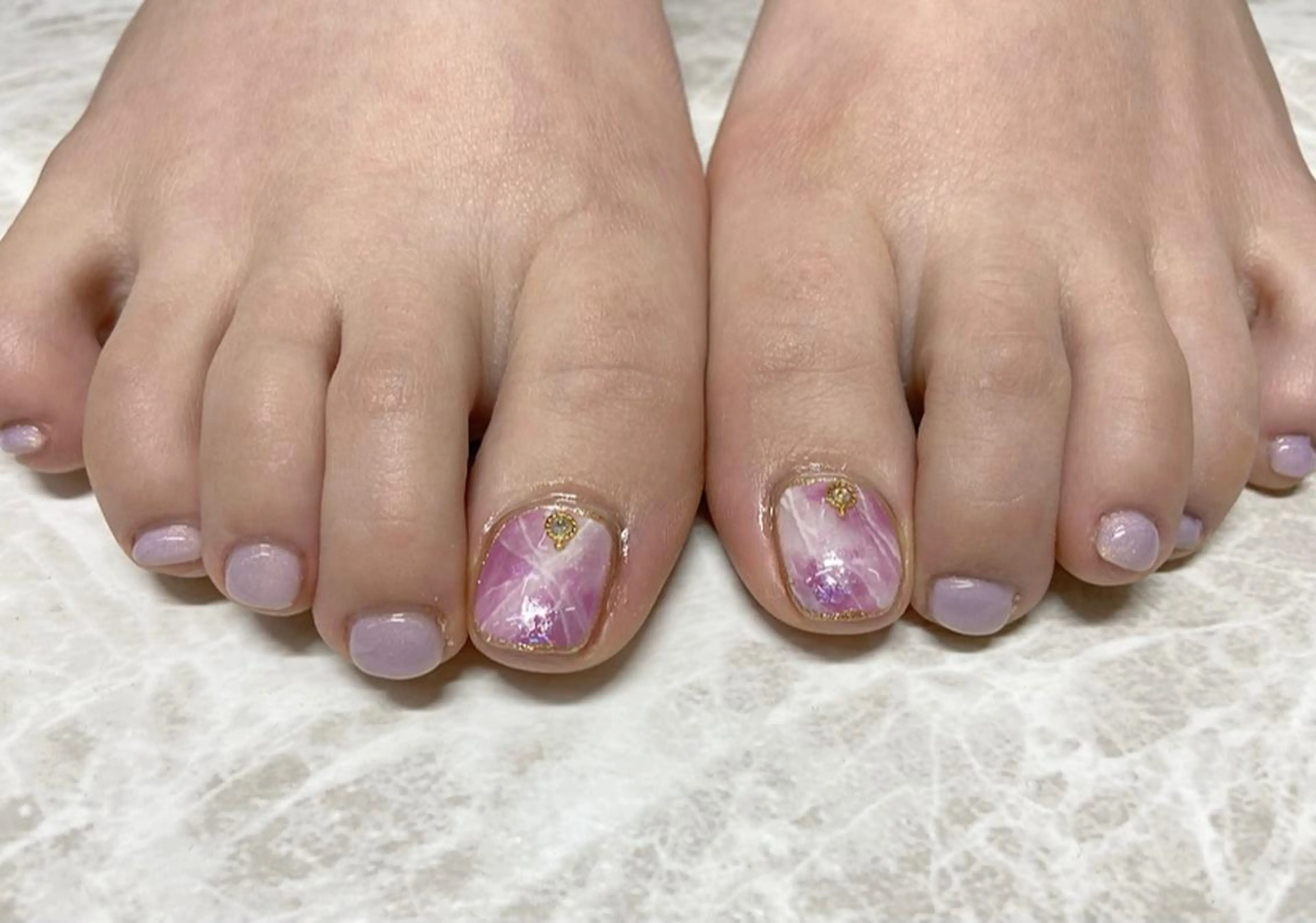 ネイル オーロラネイル フットネイル キラキラネイル 大理石ネイル(マーブル) 🧸熊谷 かほ🧸のネイルデザイン