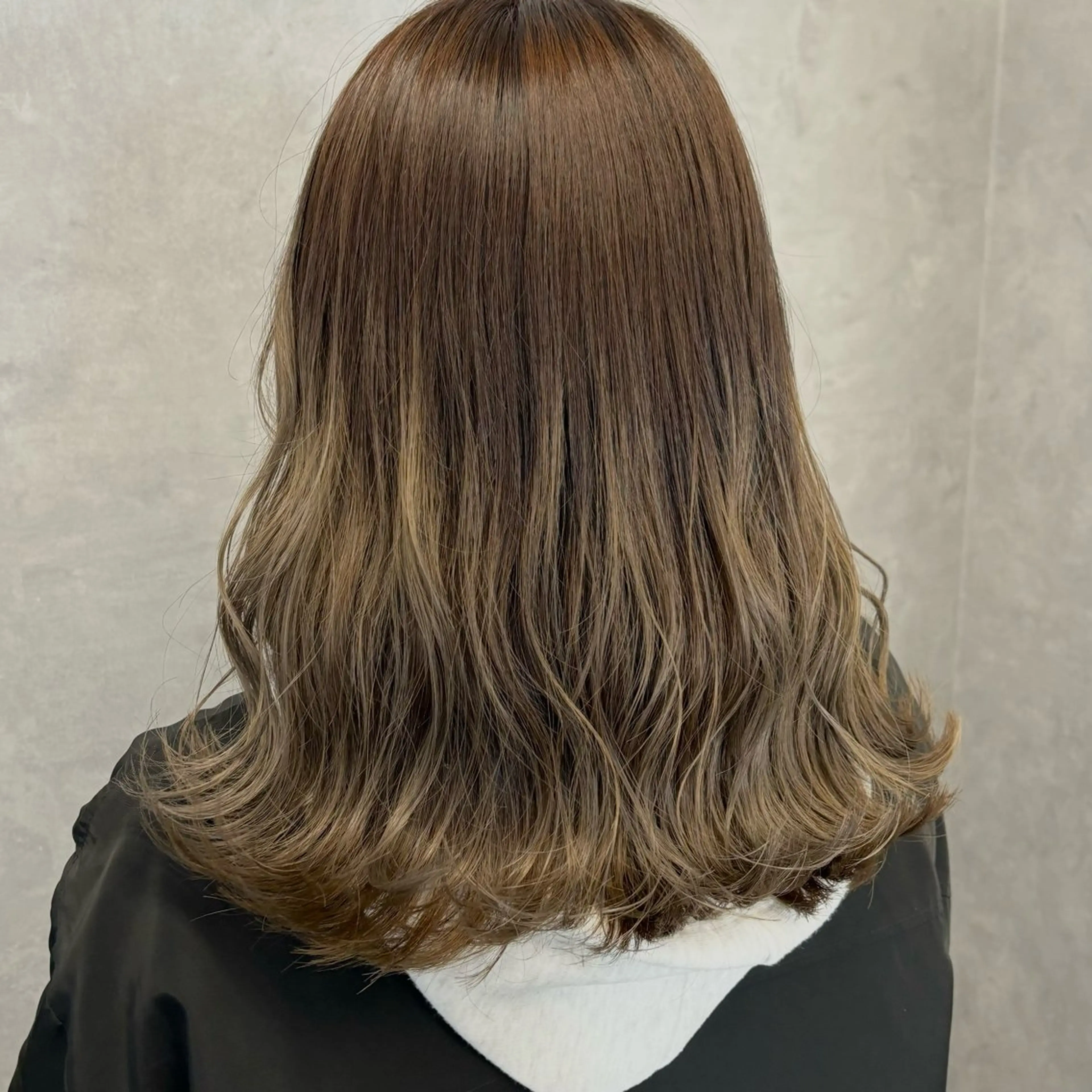 セミロング カラー アッシュ ベージュカラー グラデーションカラー NUMBER_ ユイナのヘアスタイル