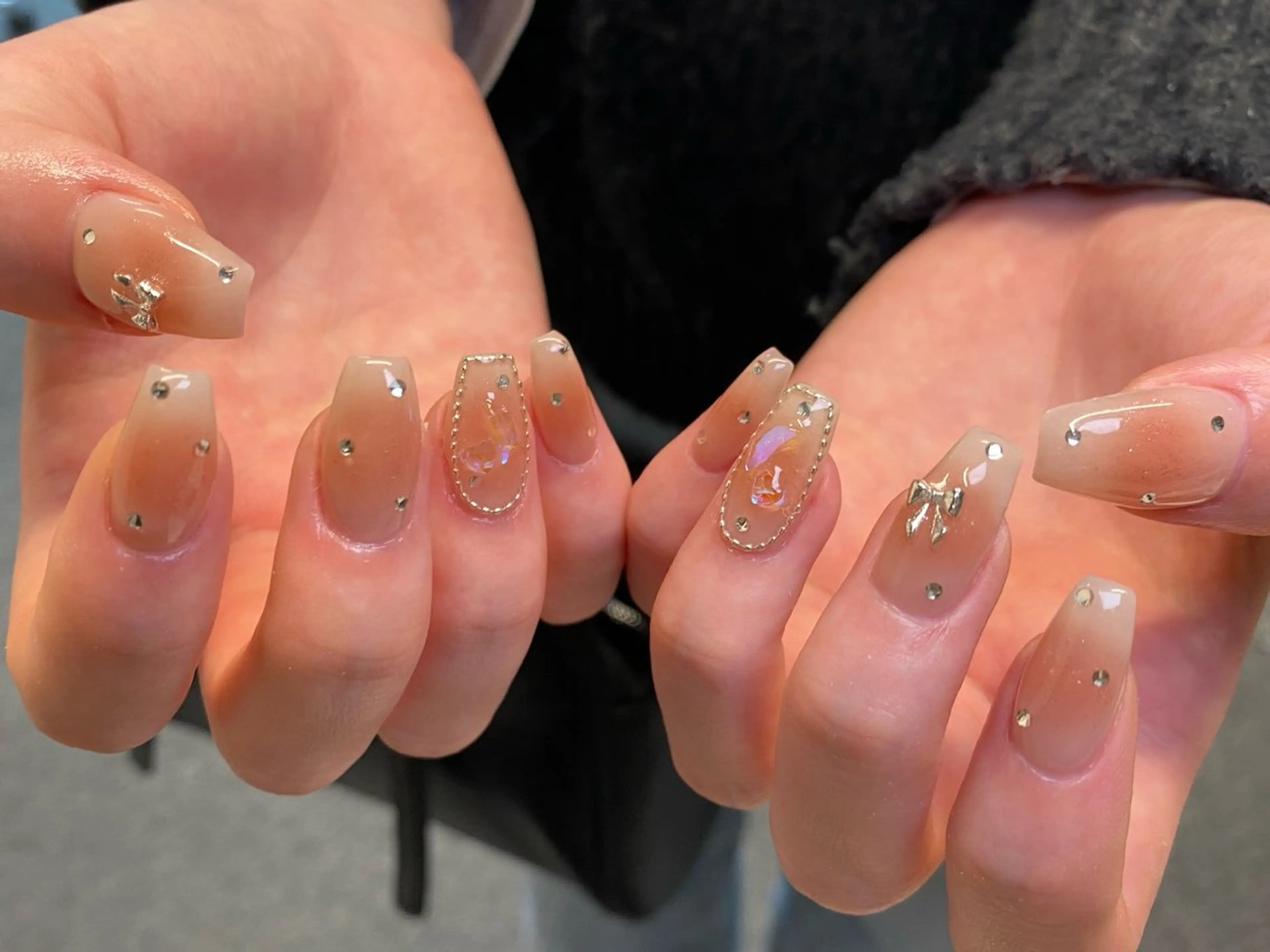 ネイル チークネイル 成人式 ドット フレンチネイル ジェルネイル ゆず Nail Salonのネイルデザイン